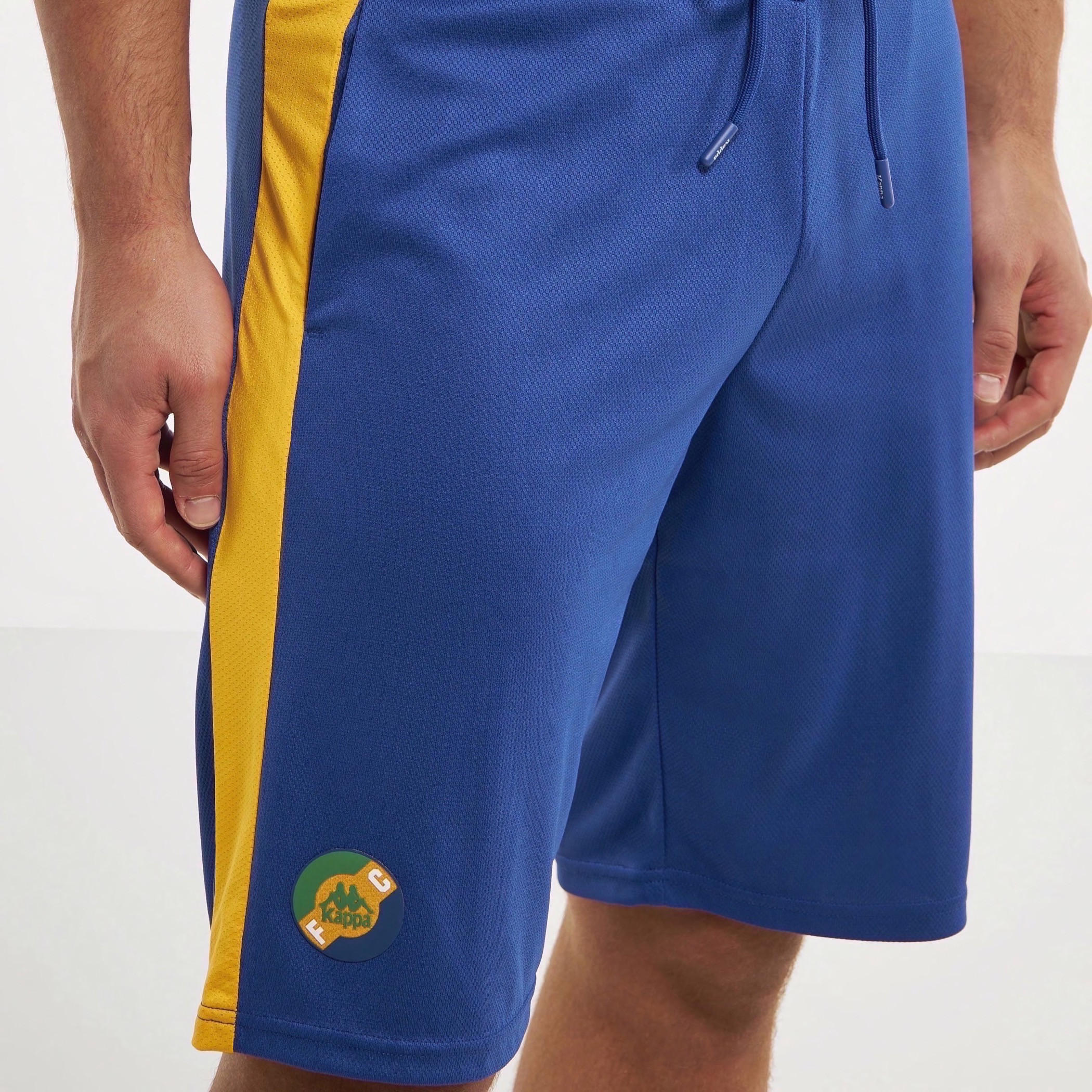 شورت بطبعات فريق لكرة القدم وجيوب من كابا-men-clothing-sportswearandactivewear-bottoms-image-1