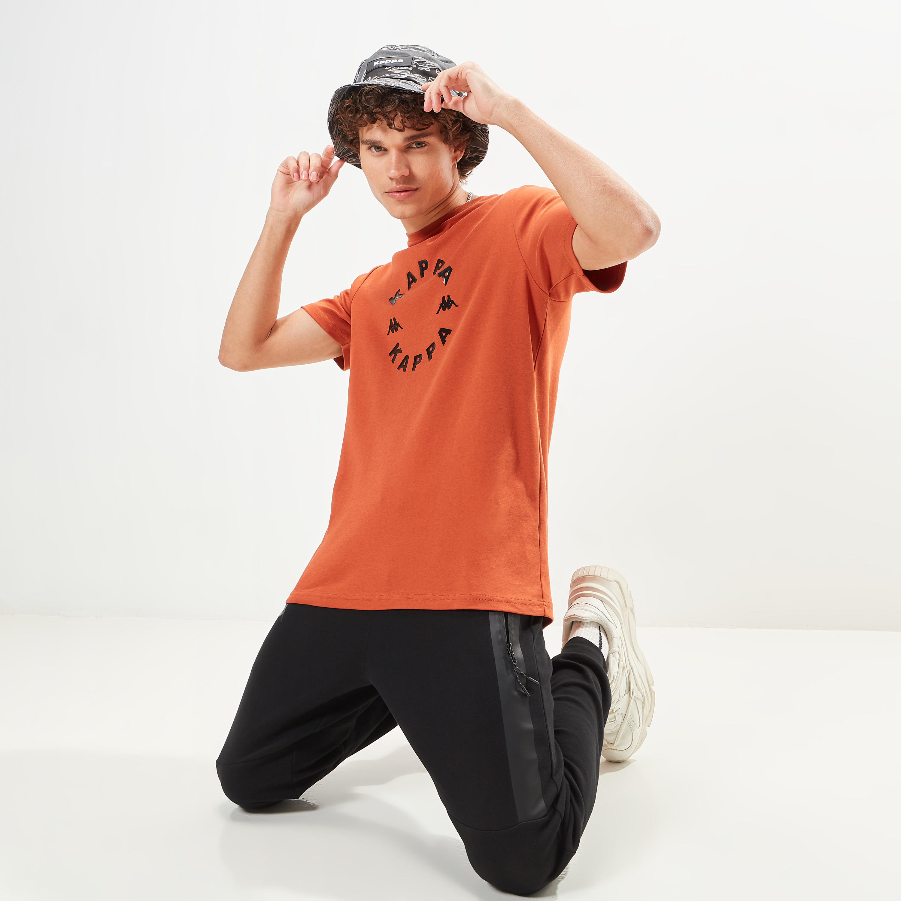 تيشيرت بياقة ضيّقة وأكمام قصيرة وطبعات من كابا-men-clothing-sportswearandactivewear-tshirtsandpolos-image-1