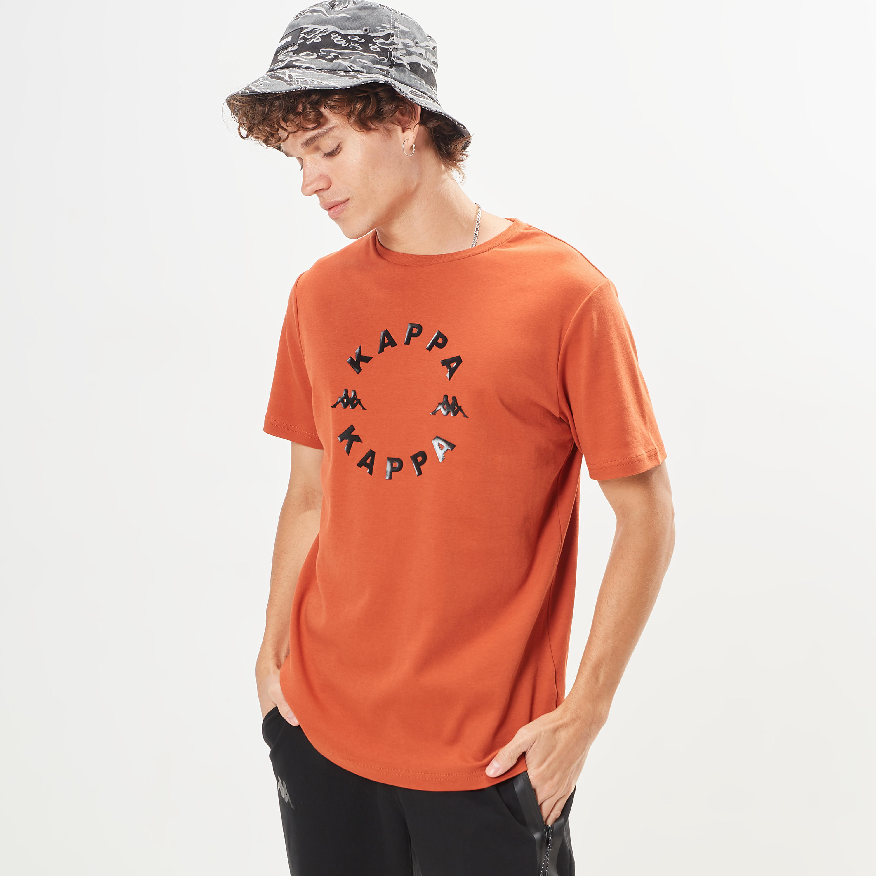 تيشيرت بياقة ضيّقة وأكمام قصيرة وطبعات من كابا-men-clothing-sportswearandactivewear-tshirtsandpolos-image-2