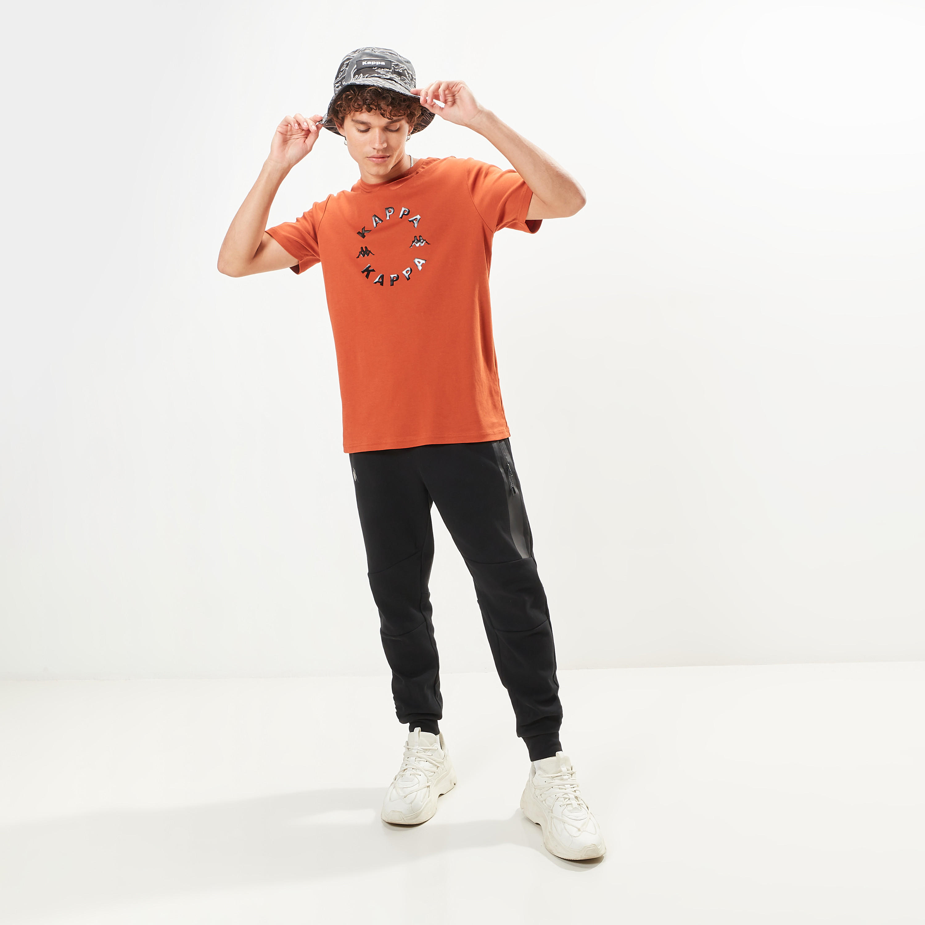 تيشيرت بياقة ضيّقة وأكمام قصيرة وطبعات من كابا-men-clothing-sportswearandactivewear-tshirtsandpolos-image-3