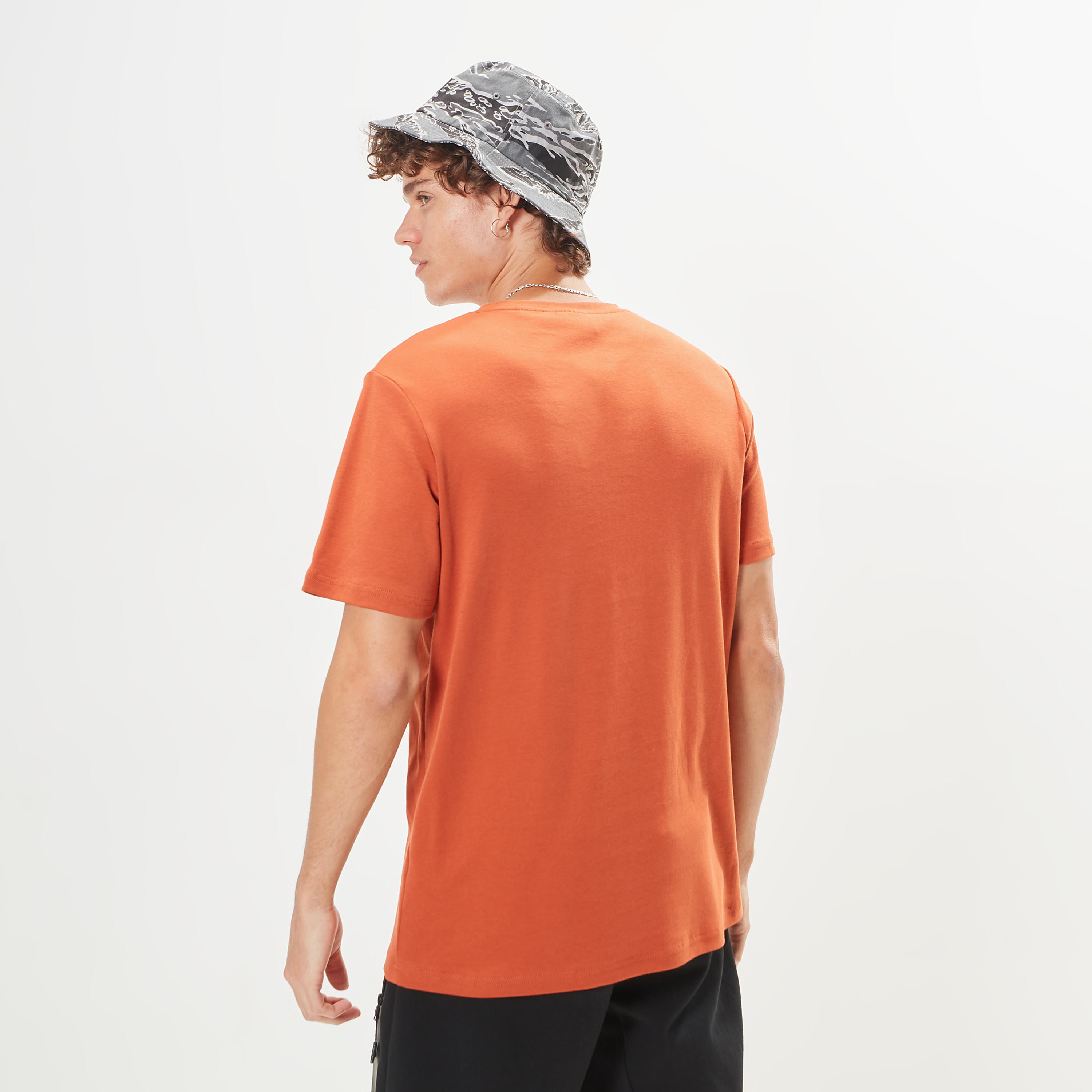تيشيرت بياقة ضيّقة وأكمام قصيرة وطبعات من كابا-men-clothing-sportswearandactivewear-tshirtsandpolos-image-4