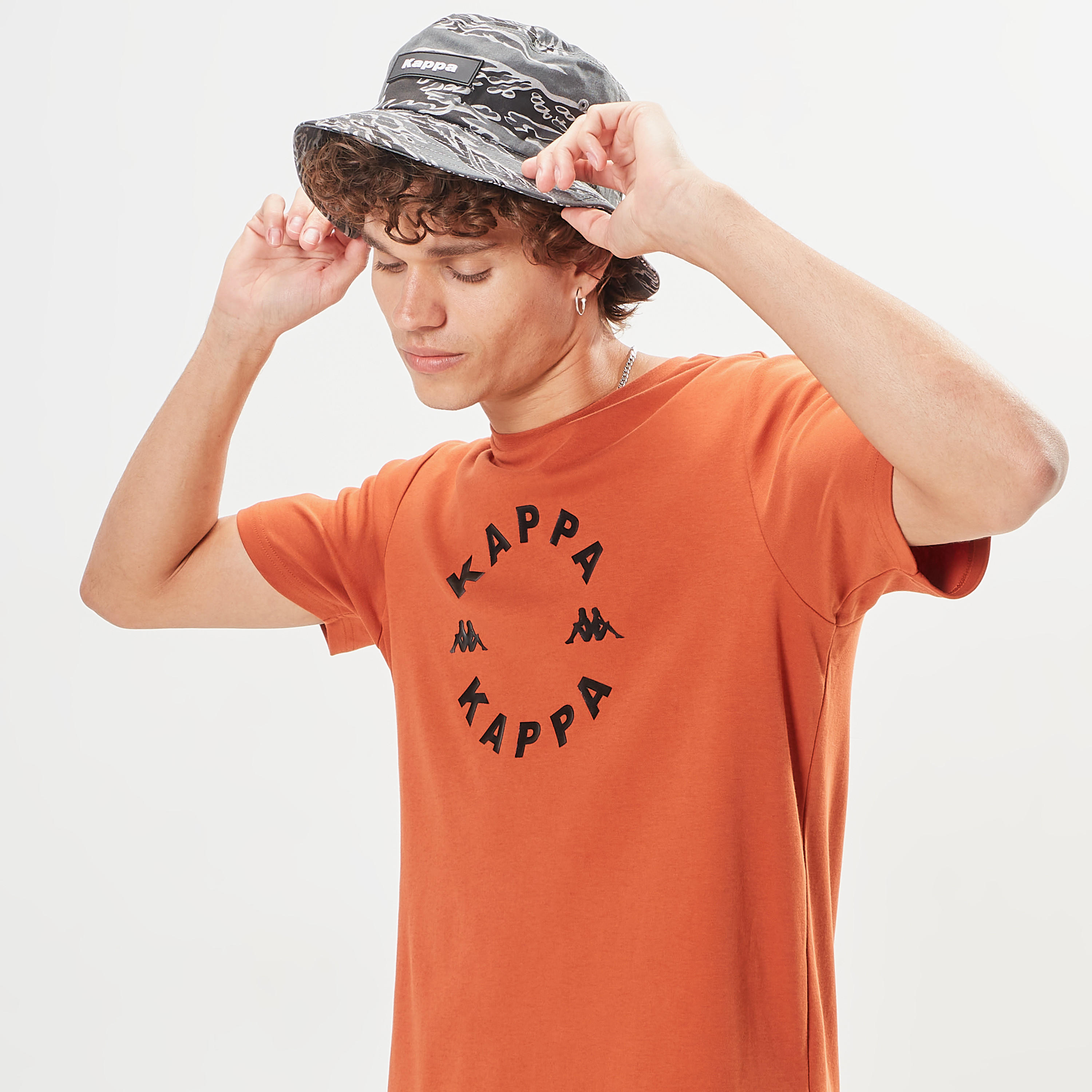 تيشيرت بياقة ضيّقة وأكمام قصيرة وطبعات من كابا-men-clothing-sportswearandactivewear-tshirtsandpolos-image-5