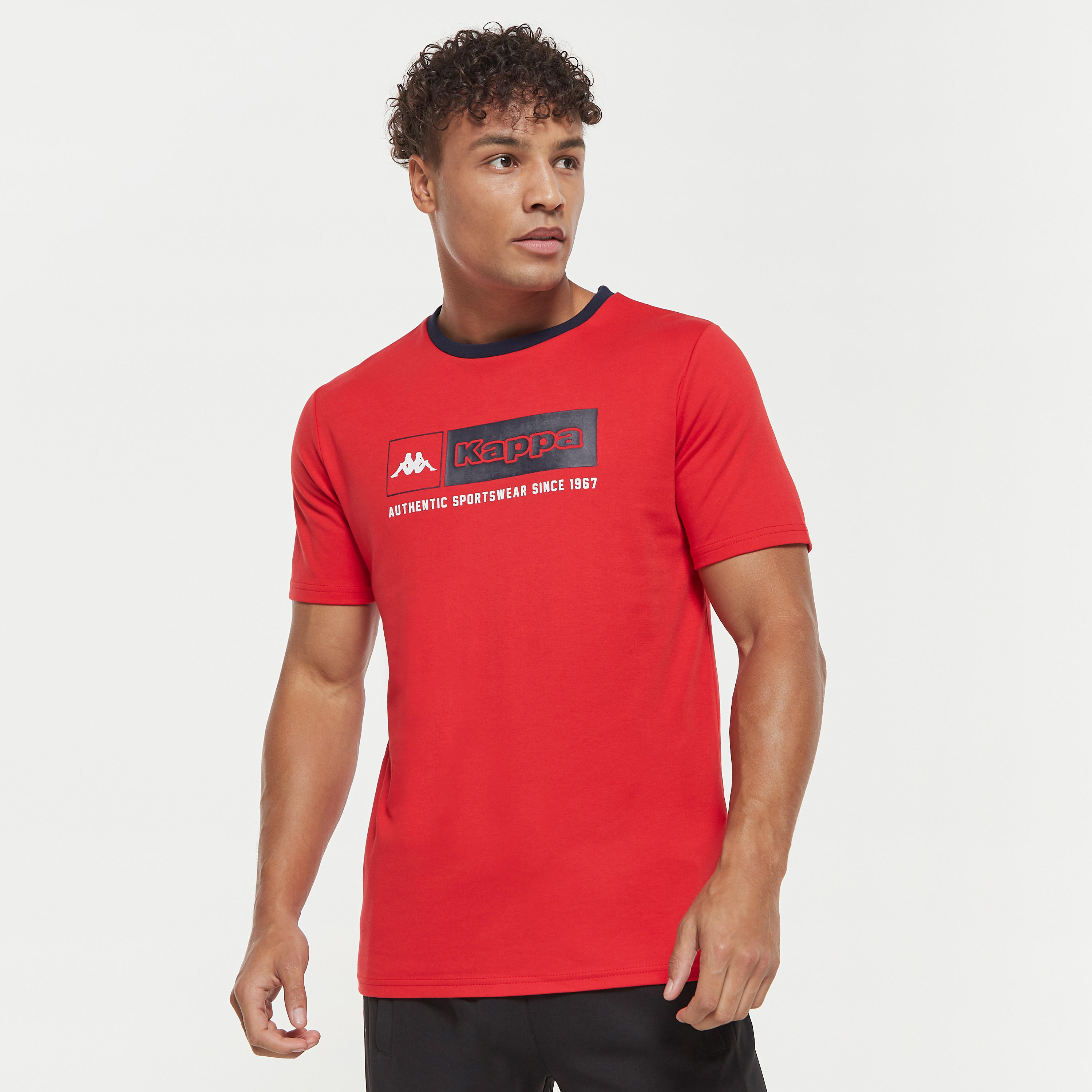 تيشيرت بياقة ضيّقة وأكمام قصيرة وطبعات من كابا-men-clothing-sportswearandactivewear-tshirtsandpolos-image-1