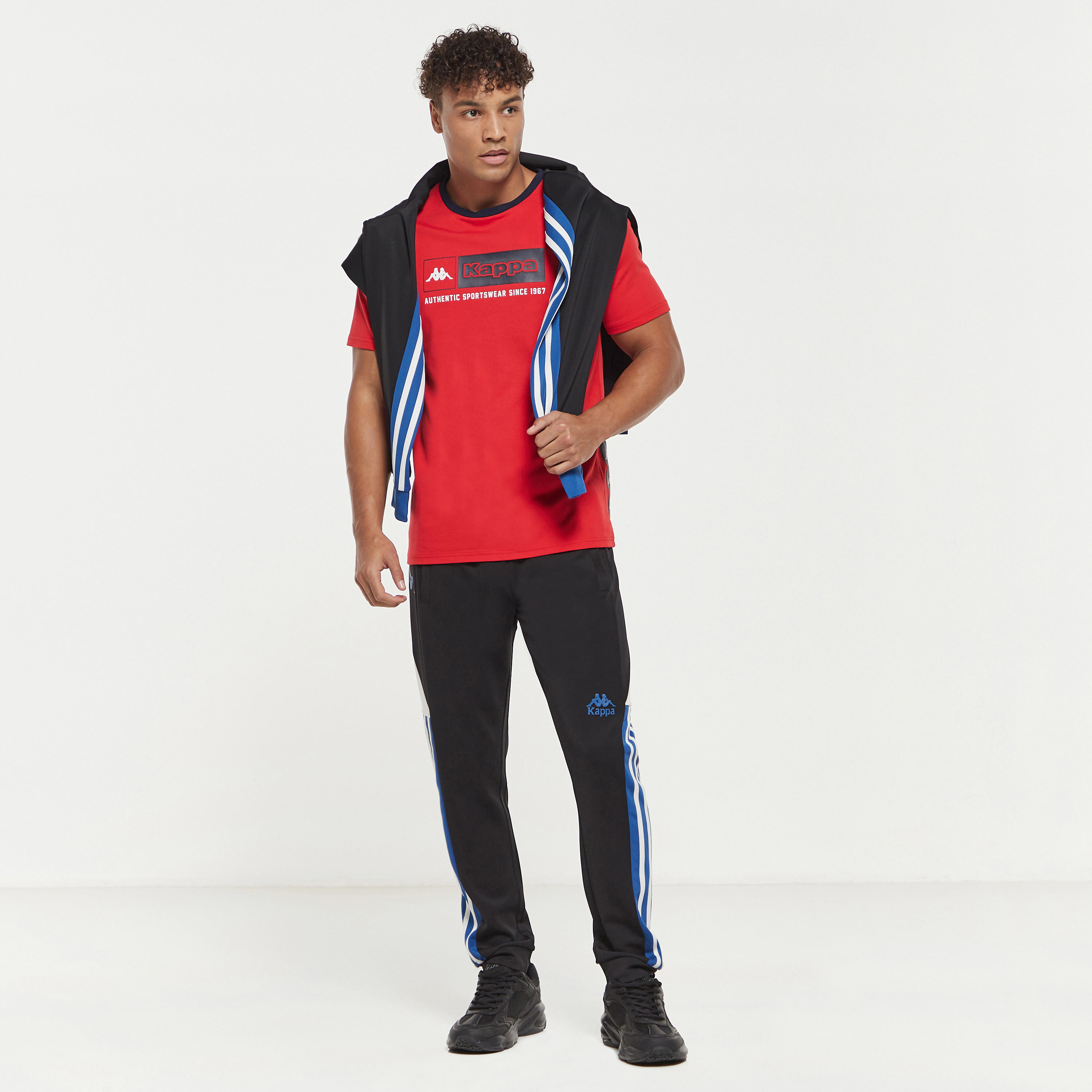 تيشيرت بياقة ضيّقة وأكمام قصيرة وطبعات من كابا-men-clothing-sportswearandactivewear-tshirtsandpolos-image-2