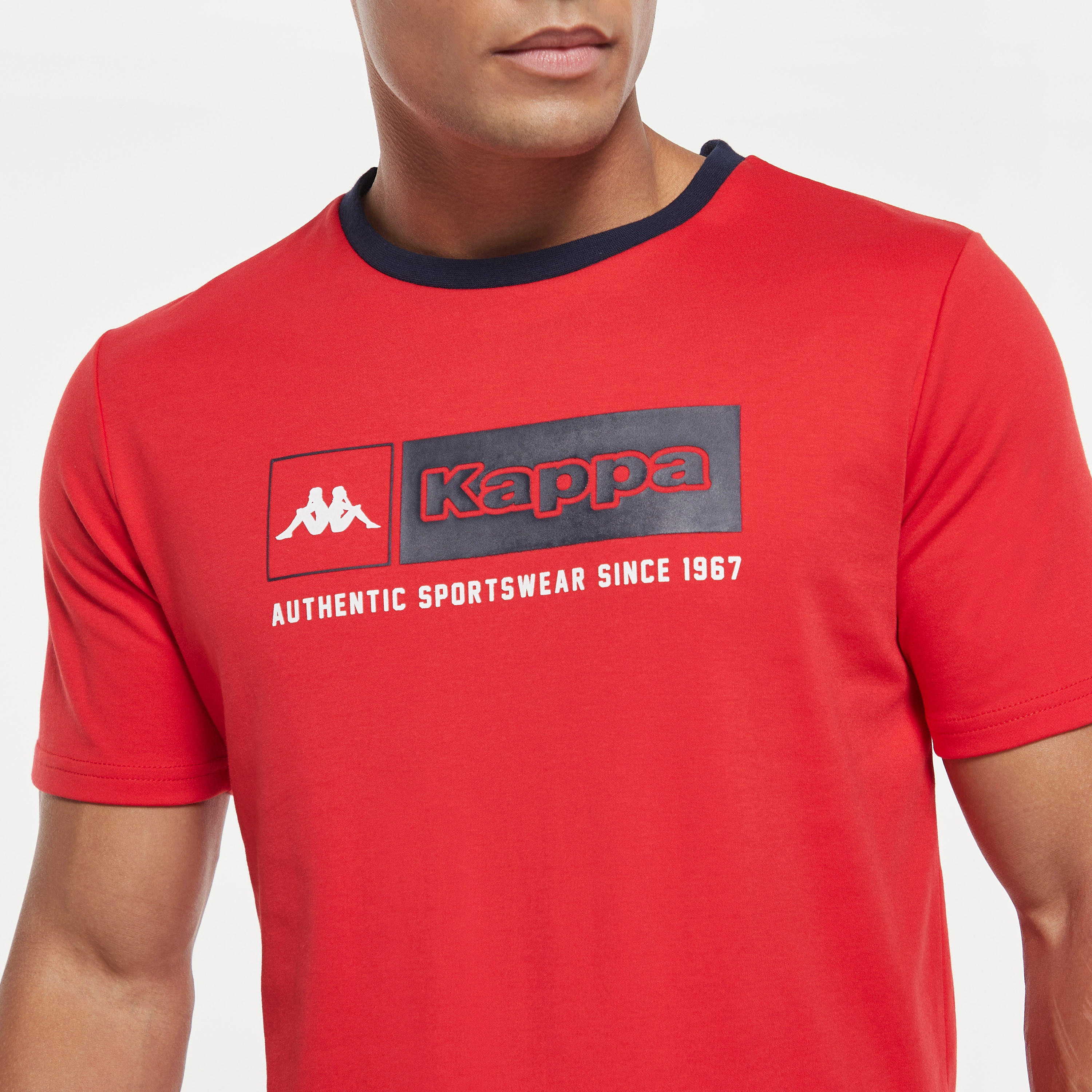 تيشيرت بياقة ضيّقة وأكمام قصيرة وطبعات من كابا-men-clothing-sportswearandactivewear-tshirtsandpolos-image-4