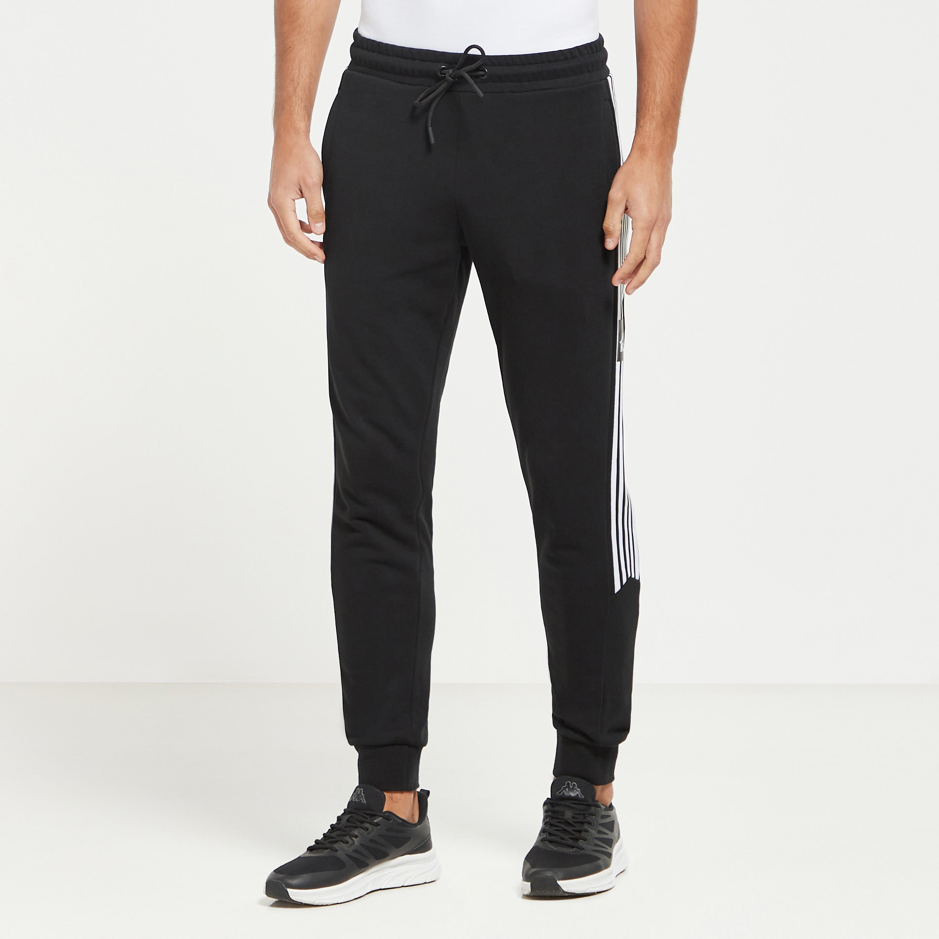 بنطلون رياضي محبوك برباط إغلاق وجيوب وتفاصيل شريطة من كابا-men-clothing-sportswearandactivewear-bottoms-image-1