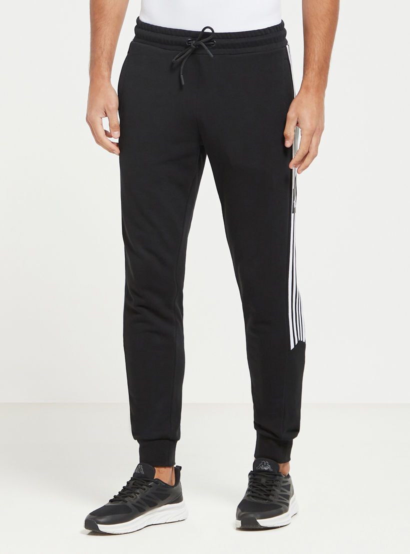 بنطلون رياضي محبوك برباط إغلاق وجيوب وتفاصيل شريطة من كابا-men-clothing-sportswearandactivewear-bottoms-image-1