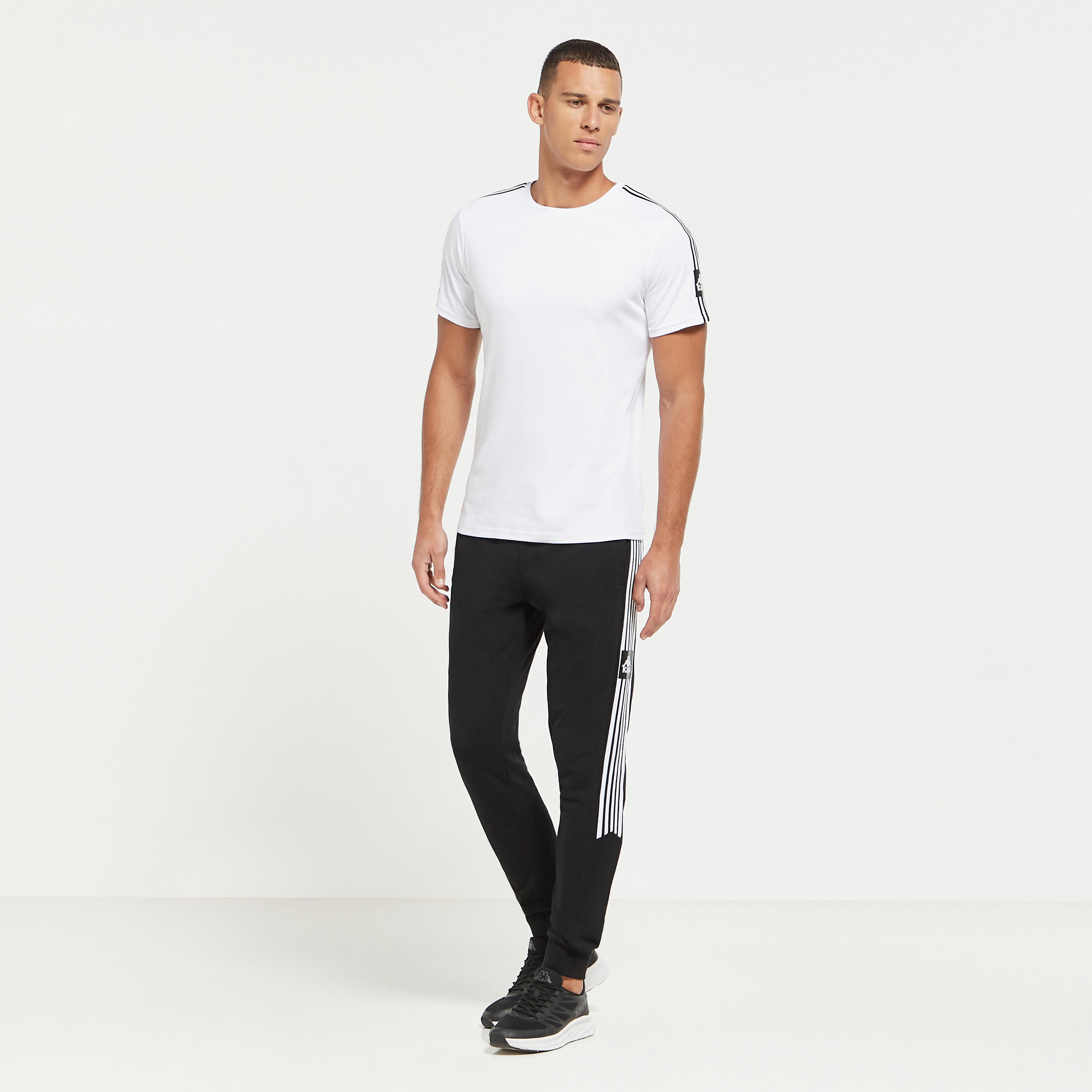 بنطلون رياضي محبوك برباط إغلاق وجيوب وتفاصيل شريطة من كابا-men-clothing-sportswearandactivewear-bottoms-image-2