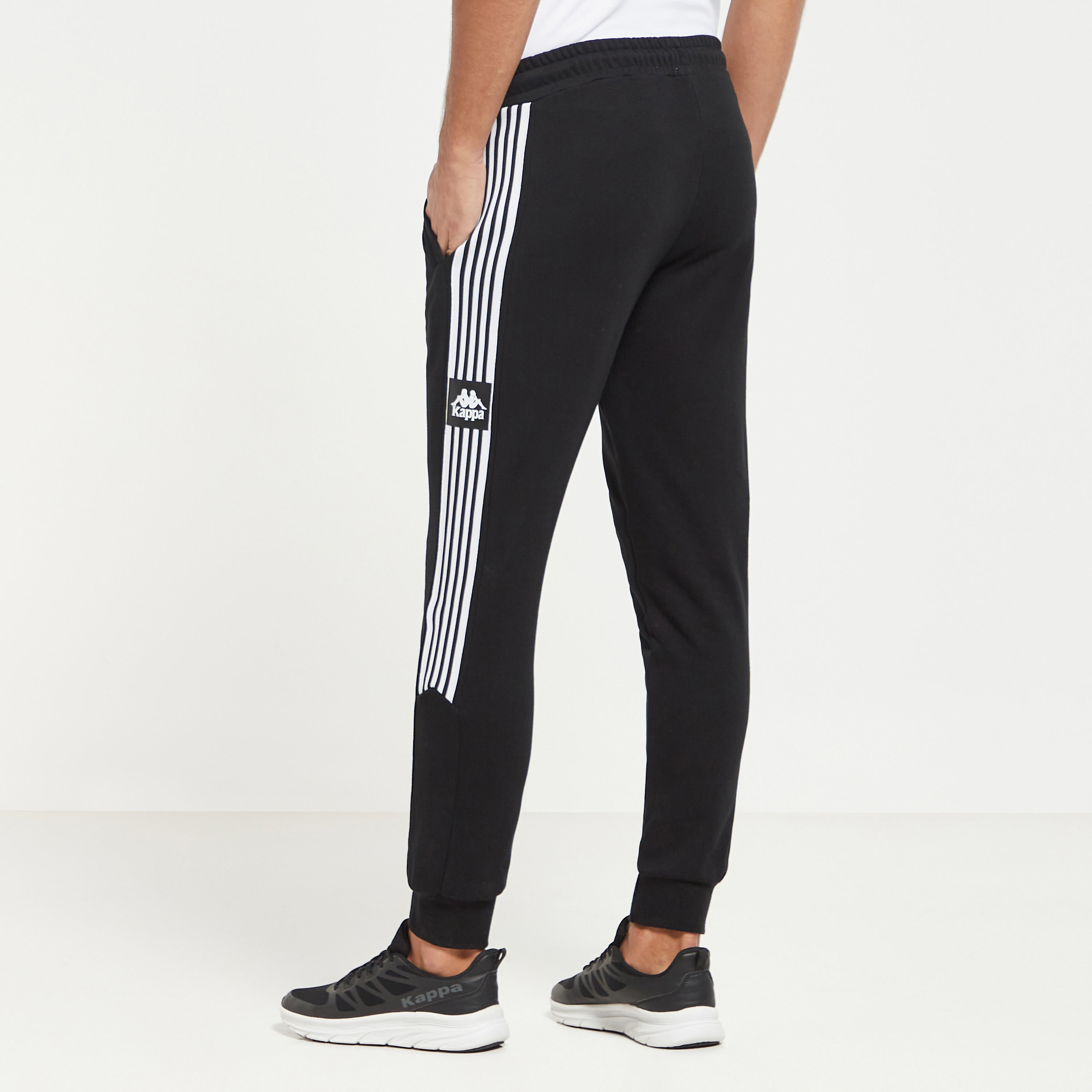 بنطلون رياضي محبوك برباط إغلاق وجيوب وتفاصيل شريطة من كابا-men-clothing-sportswearandactivewear-bottoms-image-3