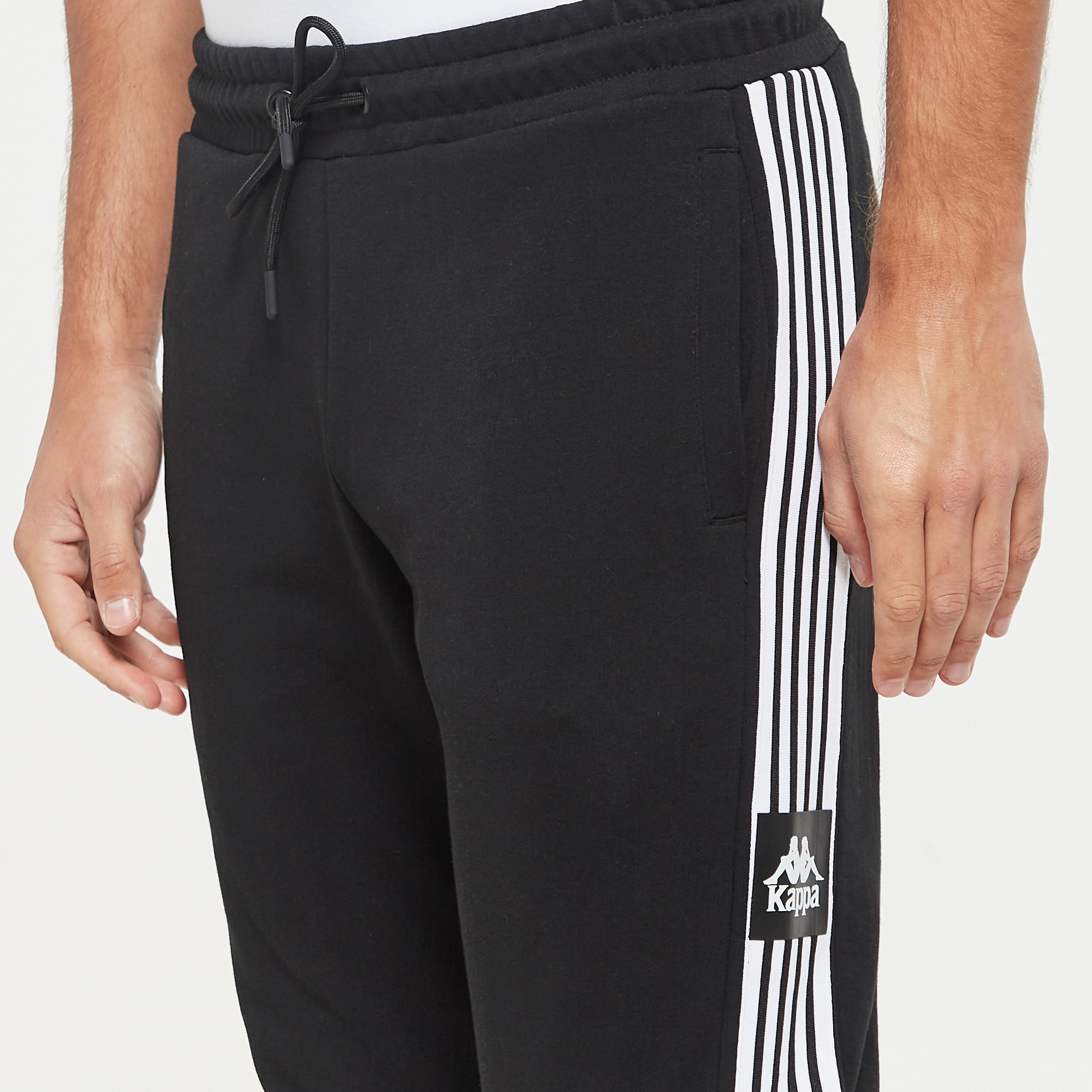 بنطلون رياضي محبوك برباط إغلاق وجيوب وتفاصيل شريطة من كابا-men-clothing-sportswearandactivewear-bottoms-image-4