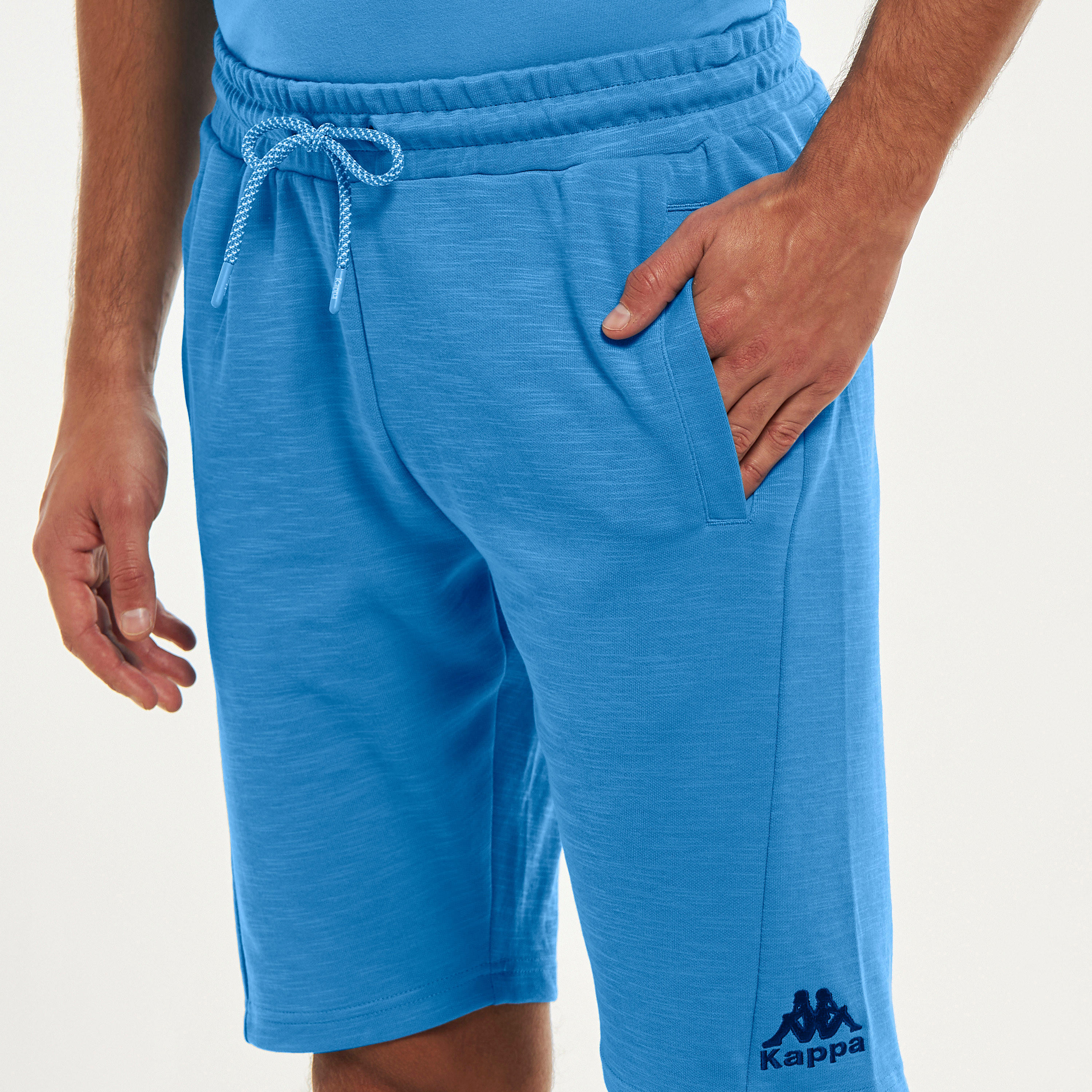 شورت بخصر مطاطي وجيوب وتفاصيل شعار من كابا-men-clothing-bottoms-shorts-image-4