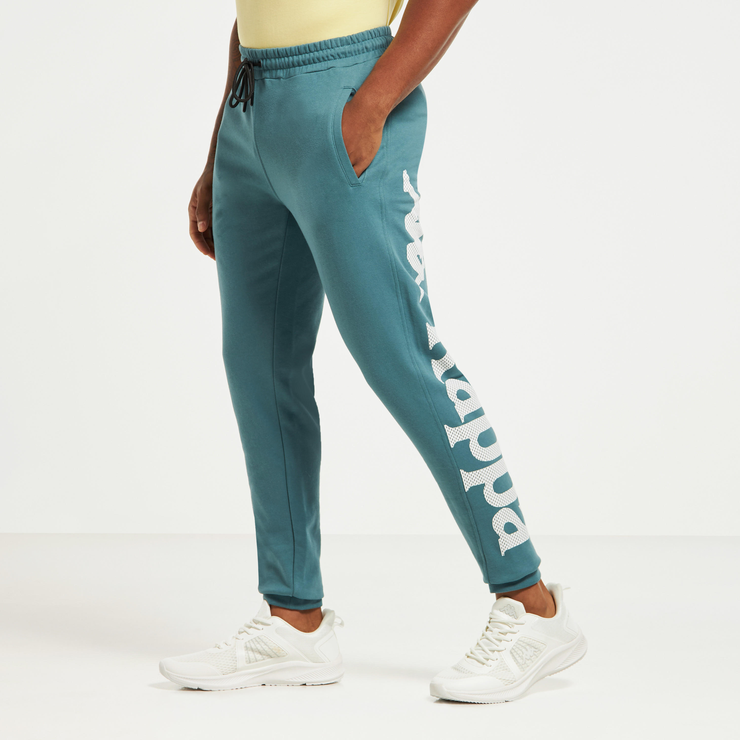 بنطلون رياضي برباط إغلاق وجيوب وطبعات من كابا-men-clothing-sportswearandactivewear-bottoms-image-1