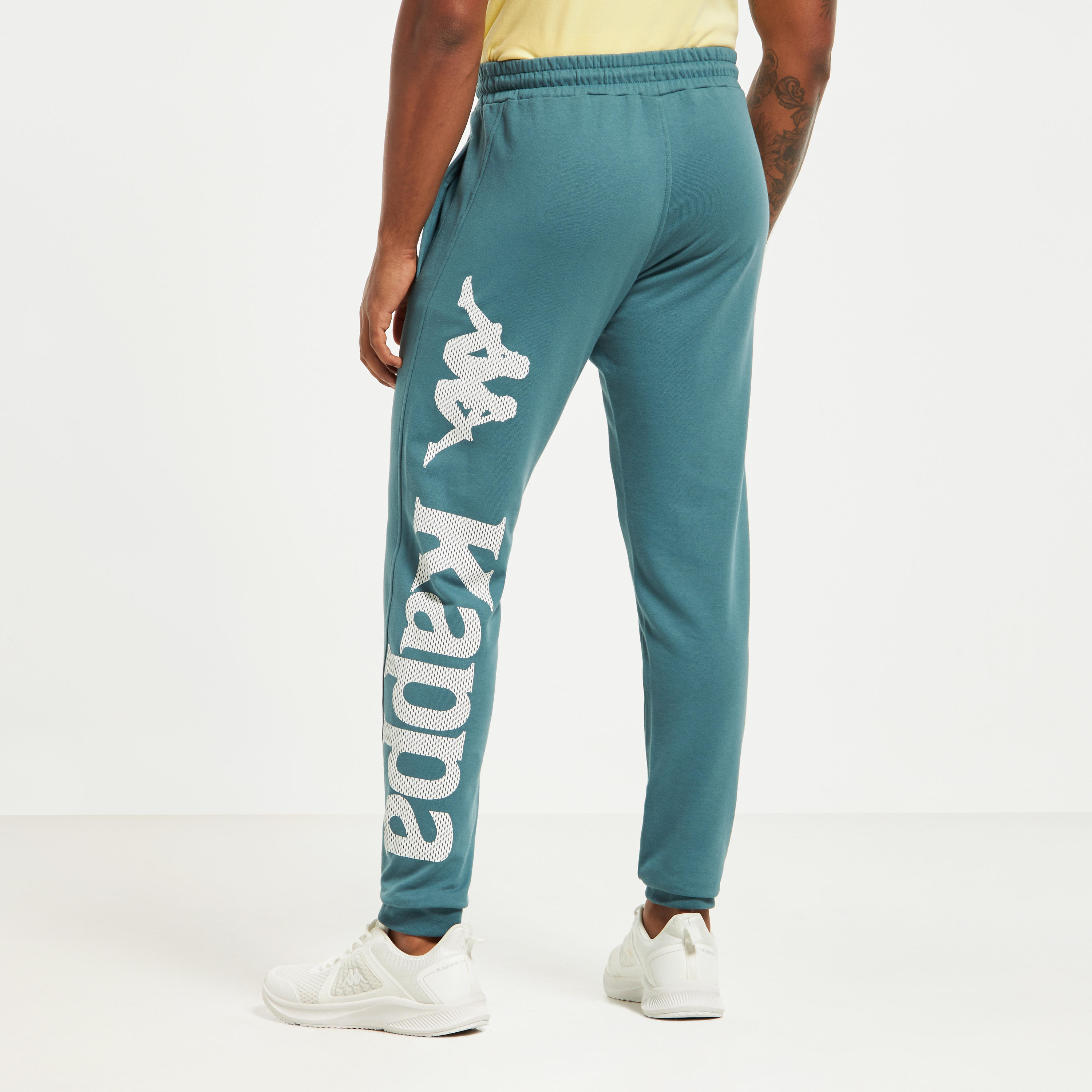 بنطلون رياضي برباط إغلاق وجيوب وطبعات من كابا-men-clothing-sportswearandactivewear-bottoms-image-3