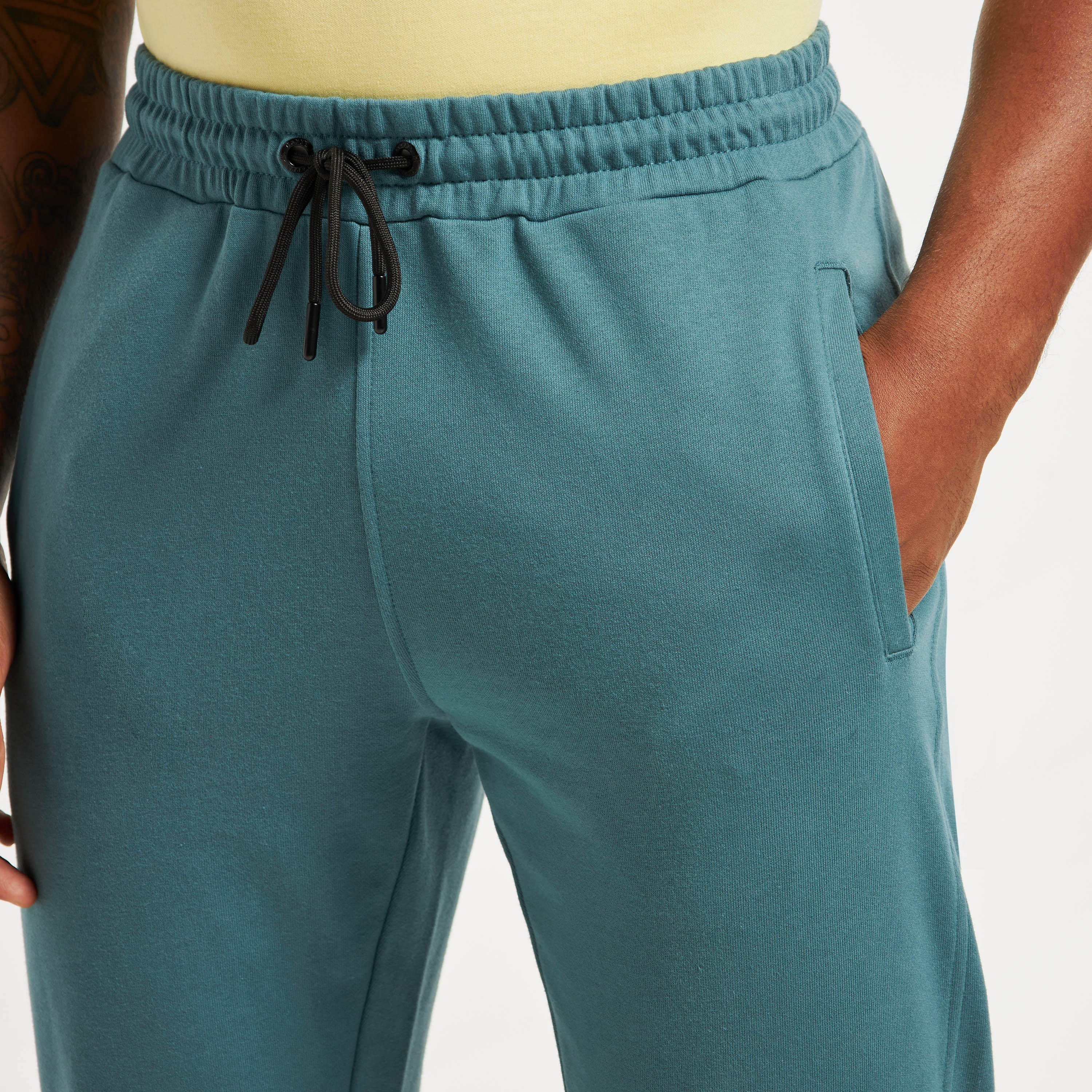 بنطلون رياضي برباط إغلاق وجيوب وطبعات من كابا-men-clothing-sportswearandactivewear-bottoms-image-4
