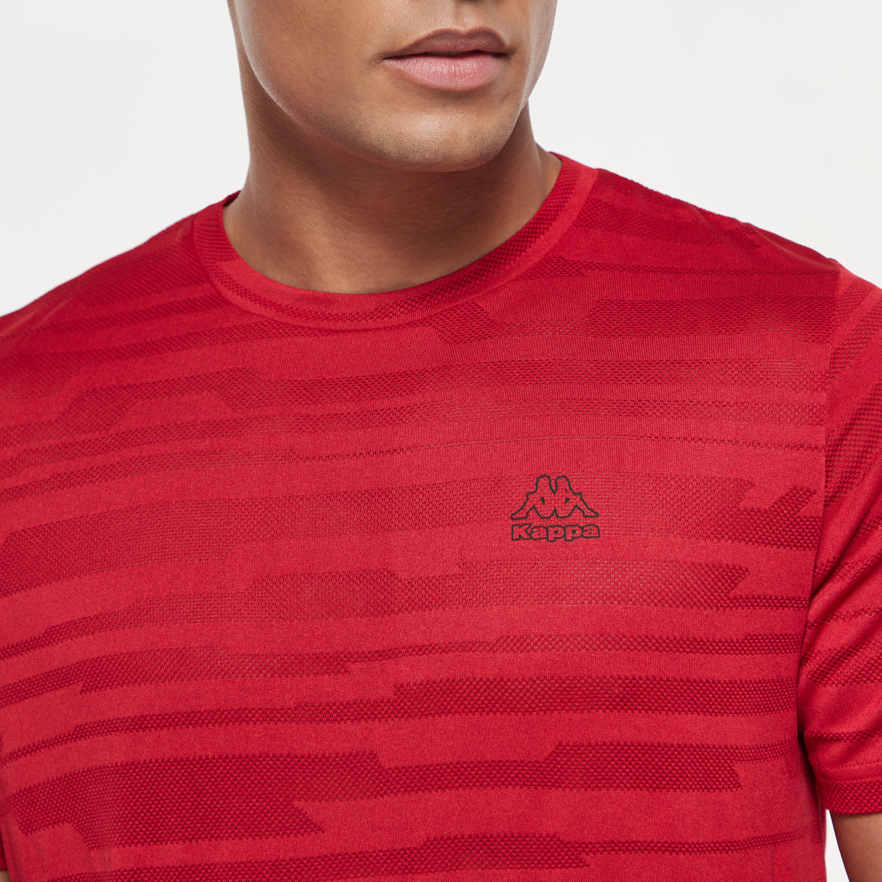 تيشيرت بارز الملمس بياقة ضيقة وأكمام قصيرة من كابا-men-clothing-sportswearandactivewear-tshirtsandpolos-image-1