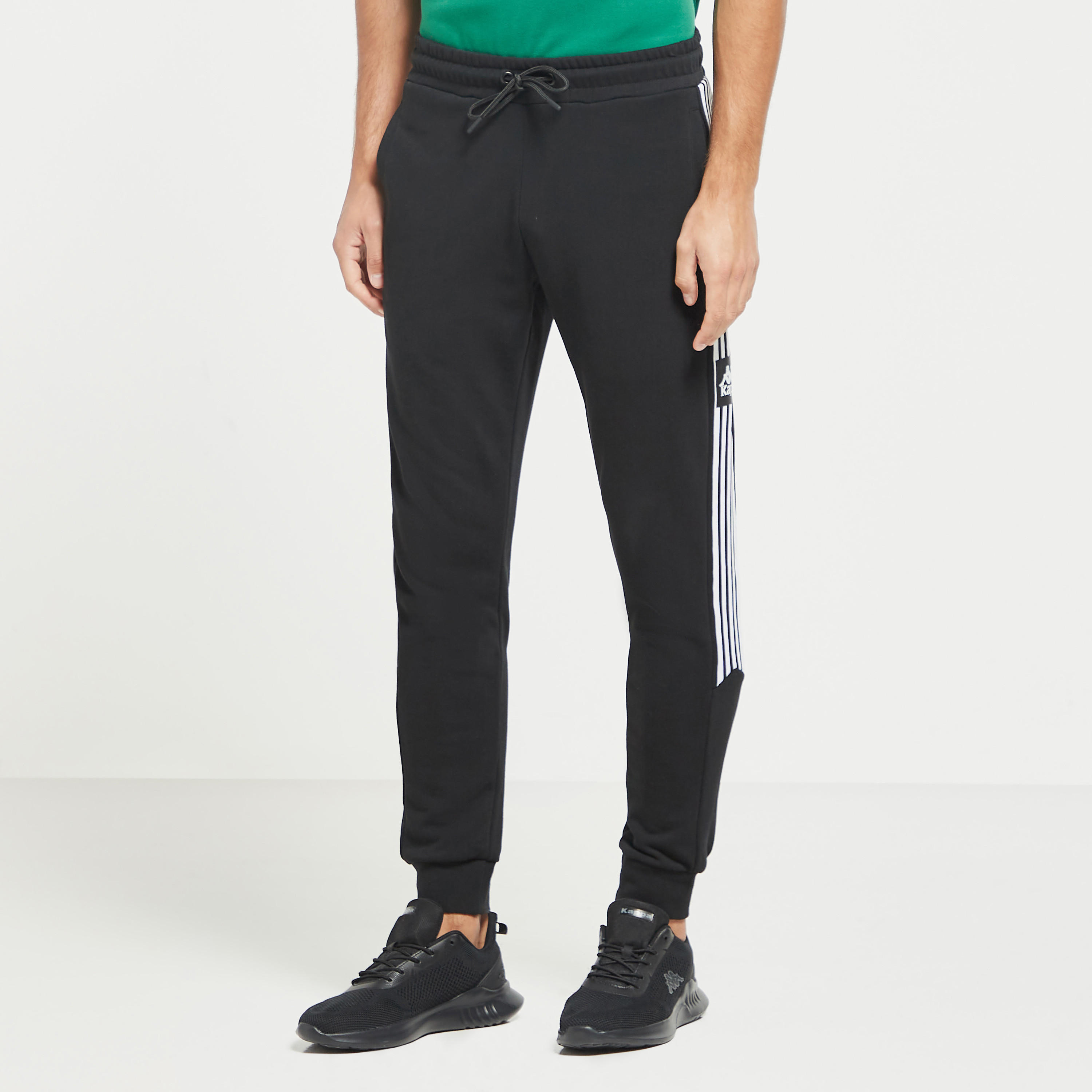 بنطلون رياضي محبوك برباط إغلاق وجيوب وتفاصيل شريطة من كابا-men-clothing-sportswearandactivewear-bottoms-image-1