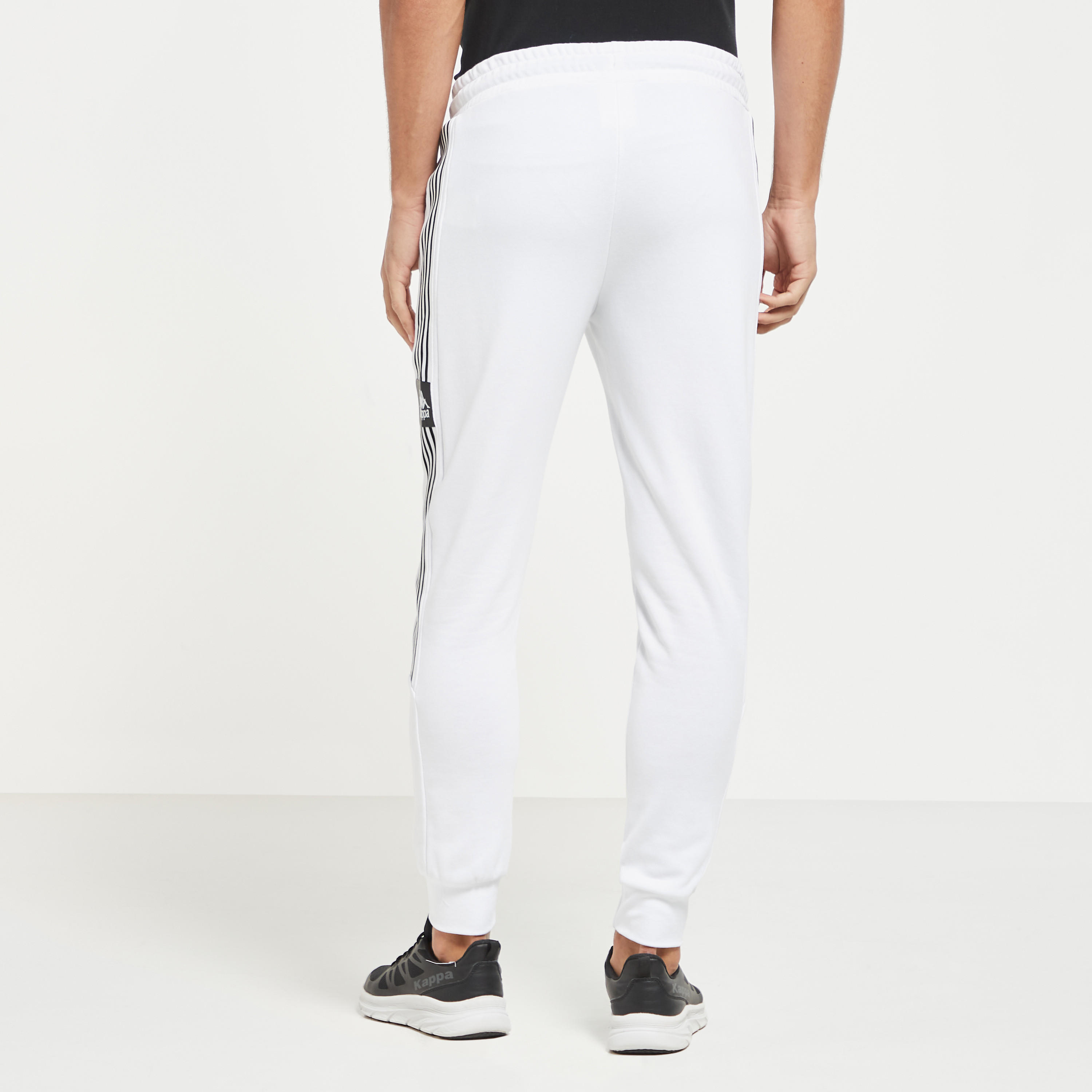 بنطلون رياضي محبوك برباط إغلاق وجيوب وتفاصيل شريطة من كابا-sports-men-clothing-bottoms-image-3