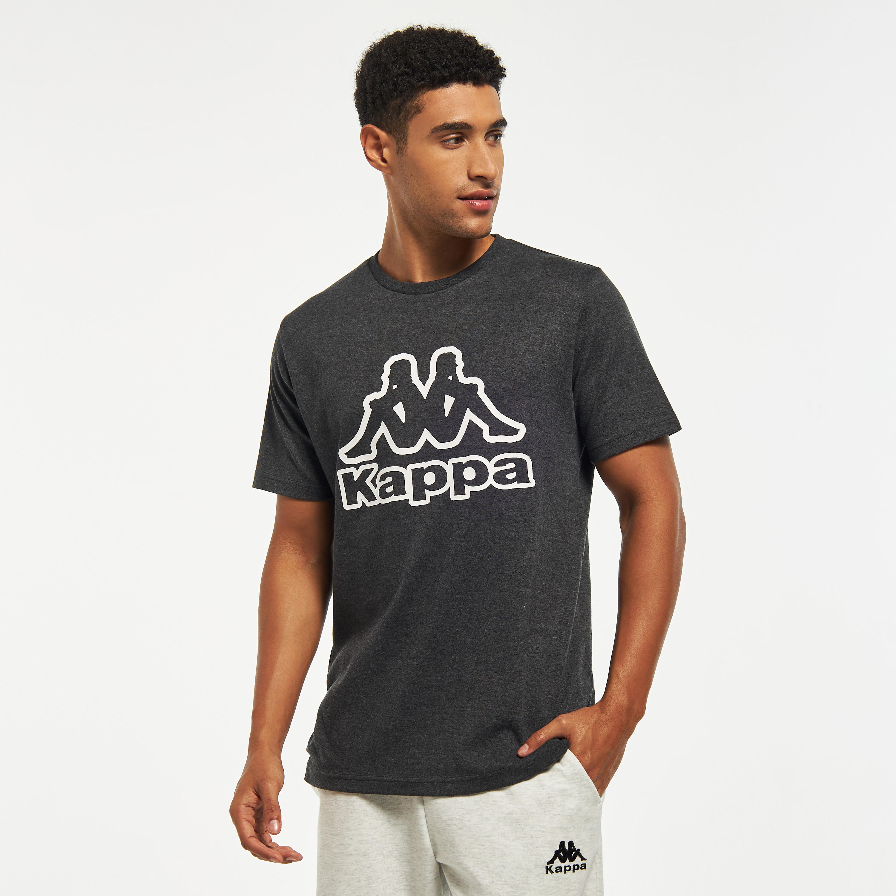 تيشيرت بياقة ضيقة وأكمام قصيرة وطبعات من كابا-men-clothing-sportswearandactivewear-tshirtsandpolos-image-1