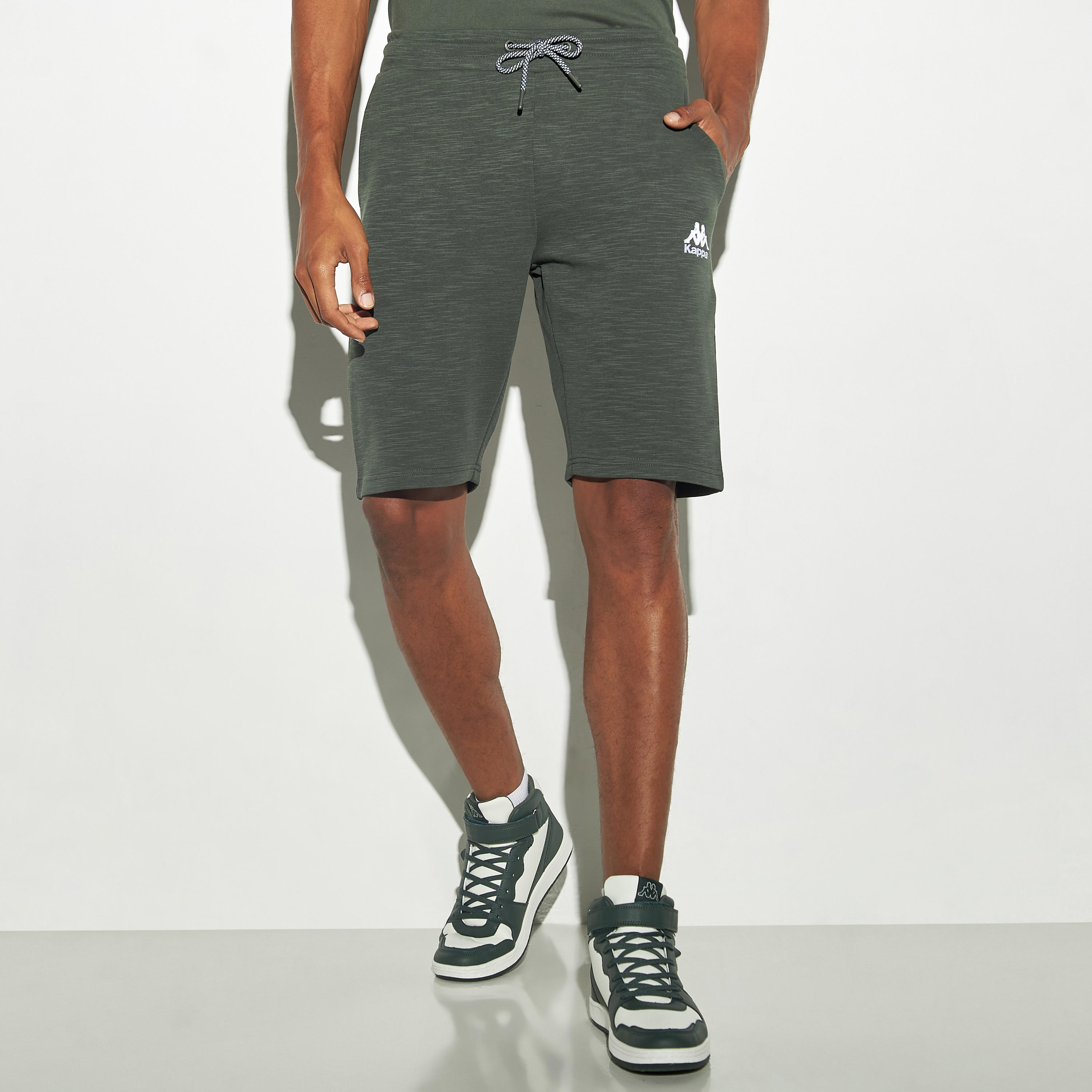 شورت برباط إغلاق وجيوب وتفاصيل شعار من كابا-men-clothing-bottoms-shorts-image-1