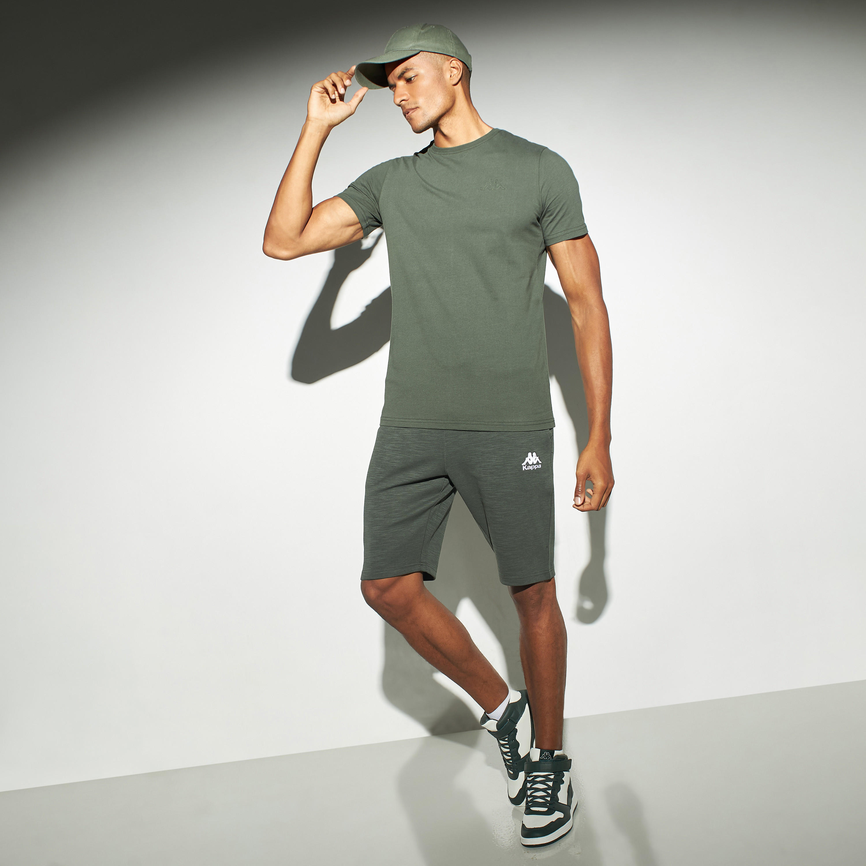 شورت برباط إغلاق وجيوب وتفاصيل شعار من كابا-men-clothing-bottoms-shorts-image-2