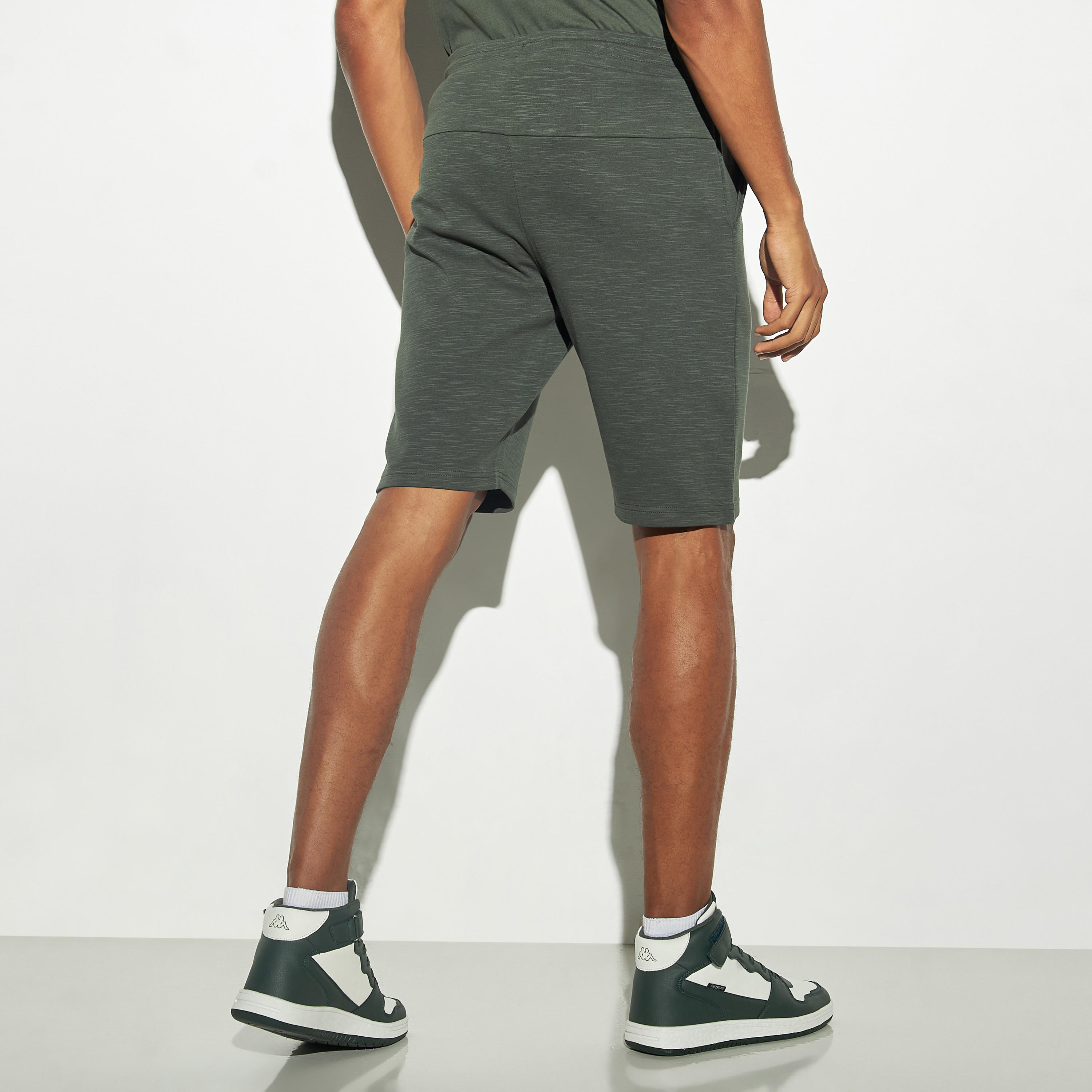 شورت برباط إغلاق وجيوب وتفاصيل شعار من كابا-men-clothing-bottoms-shorts-image-3
