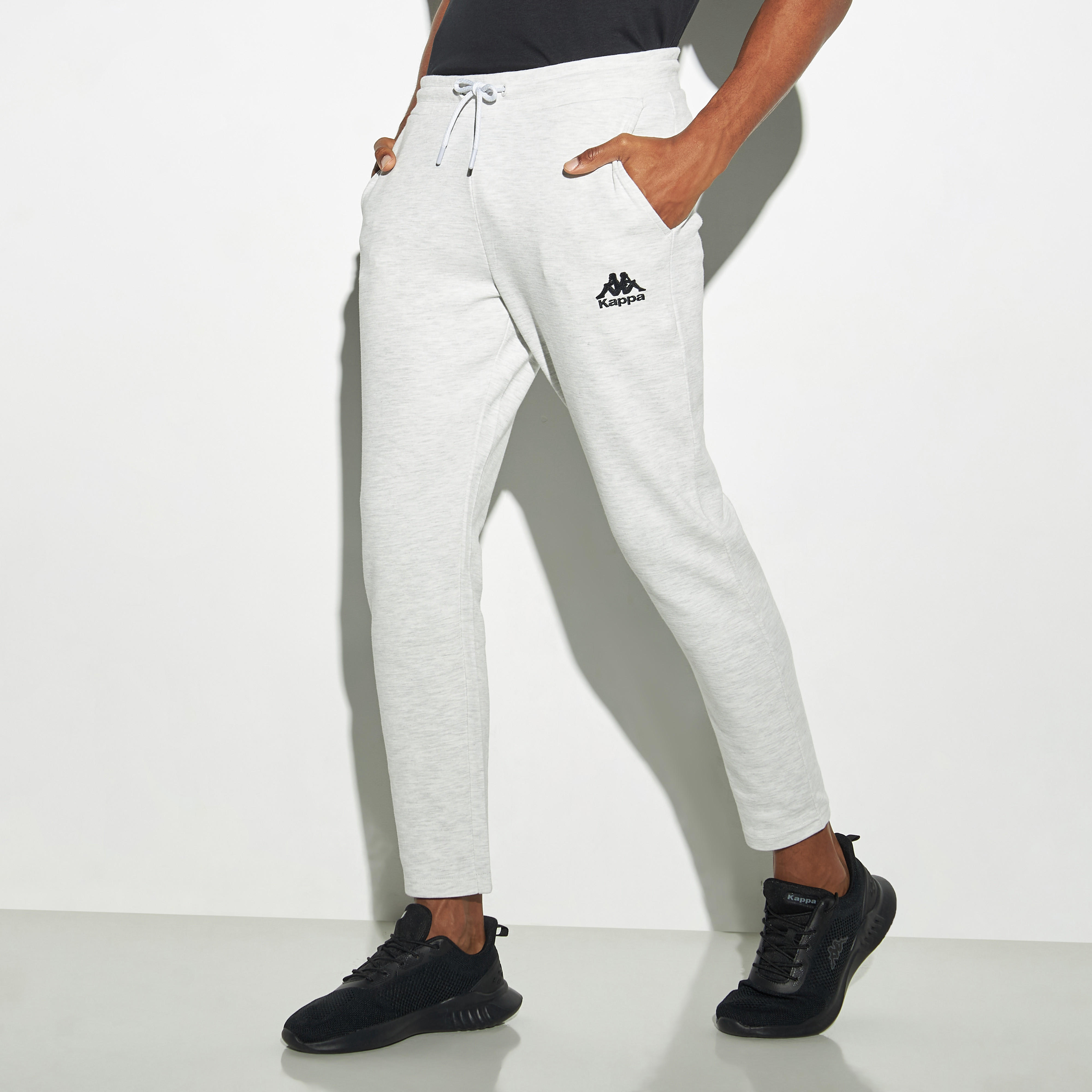 بنطلون رياضي برباط إغلاق وجيوب وتطريز شعار من كابا-men-clothing-sportswearandactivewear-bottoms-image-1
