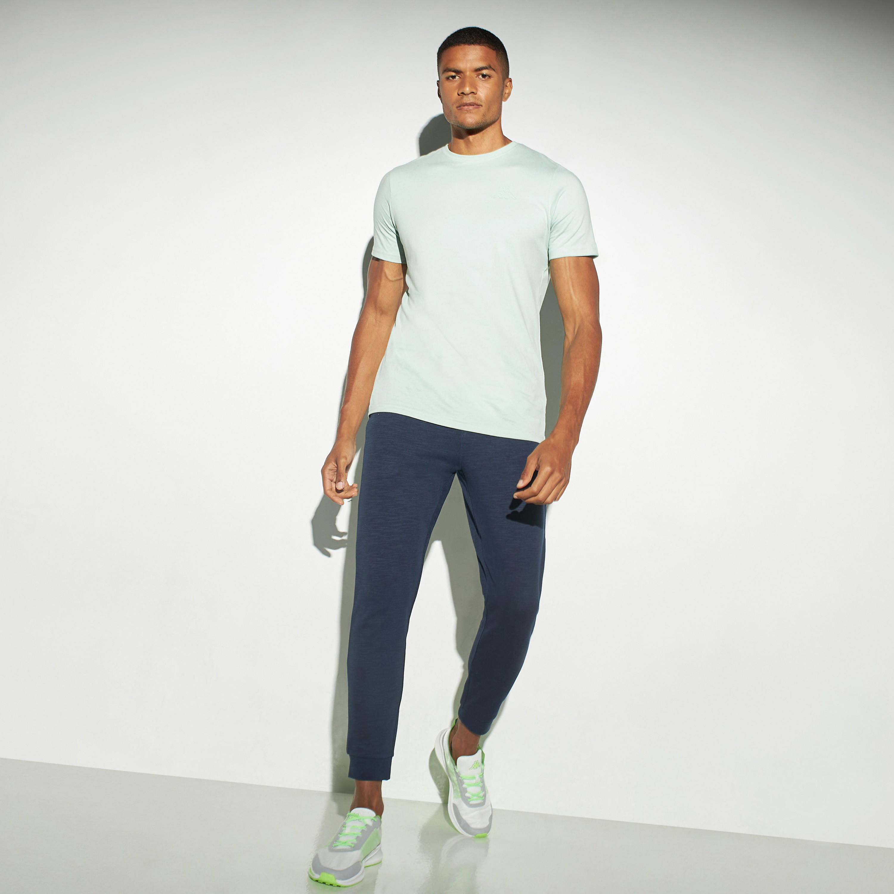 تيشيرت سادة بياقة ضيّقة وأكمام قصيرة من كابا-men-clothing-sportswearandactivewear-tshirtsandpolos-image-3