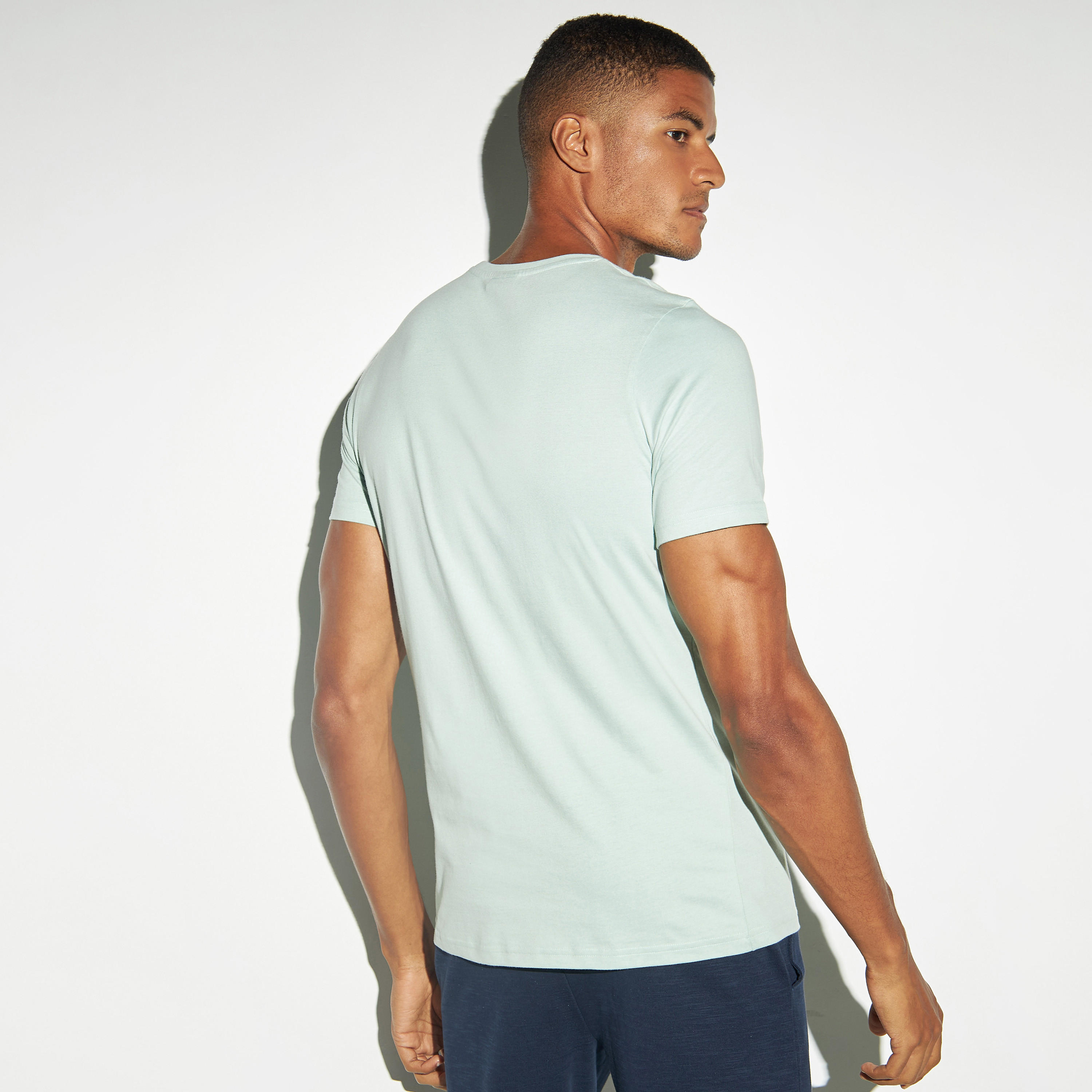 تيشيرت سادة بياقة ضيّقة وأكمام قصيرة من كابا-men-clothing-sportswearandactivewear-tshirtsandpolos-image-2