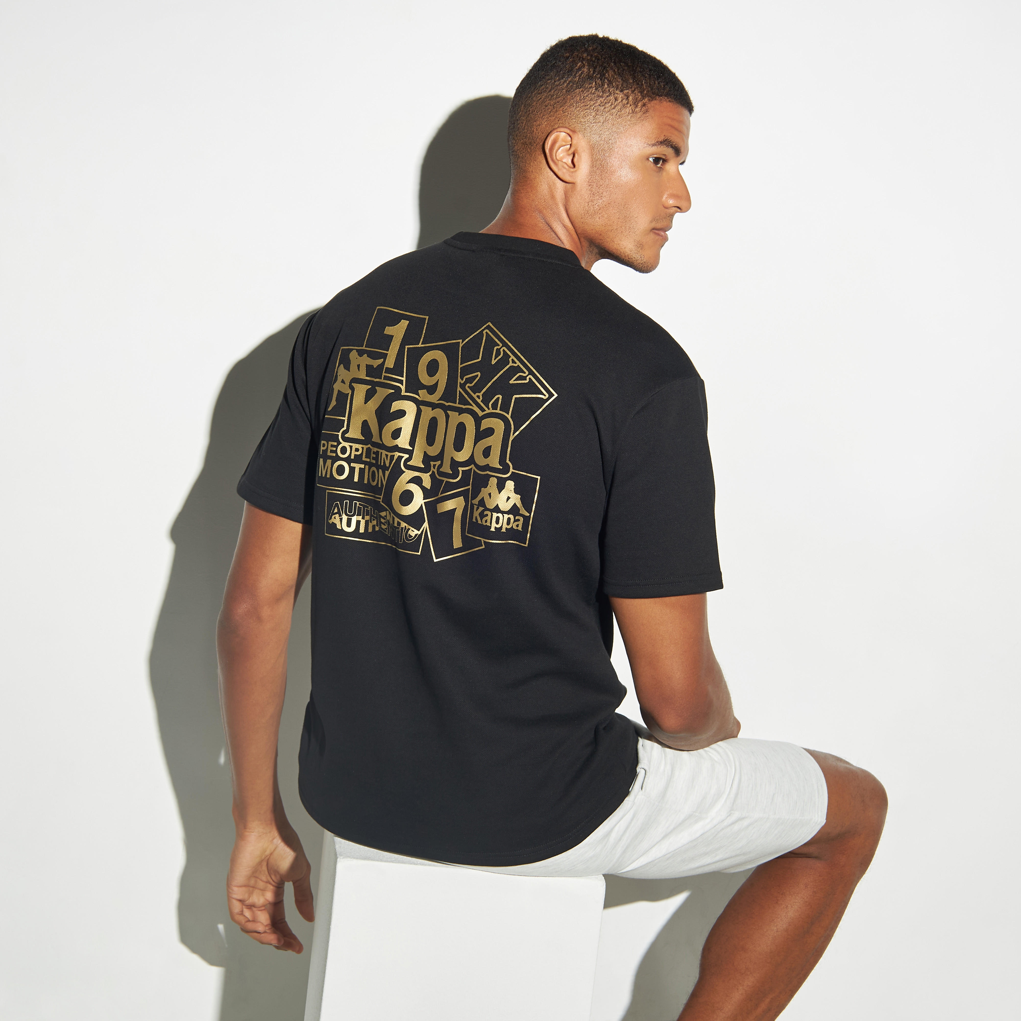 تيشيرت بياقة ضيّقة وأكمام قصيرة وطبعات شعار من كابا-men-clothing-sportswearandactivewear-tshirtsandpolos-image-1
