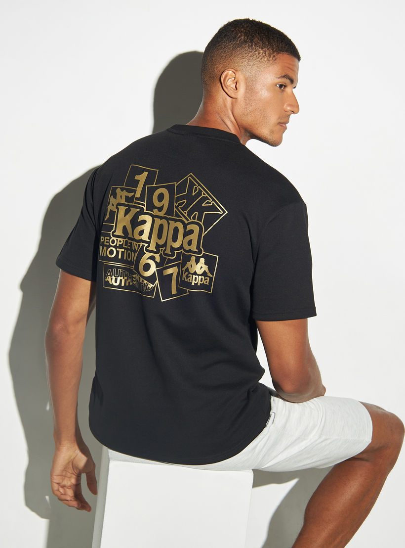 تيشيرت بياقة ضيّقة وأكمام قصيرة وطبعات شعار من كابا-men-clothing-sportswearandactivewear-tshirtsandpolos-image-1