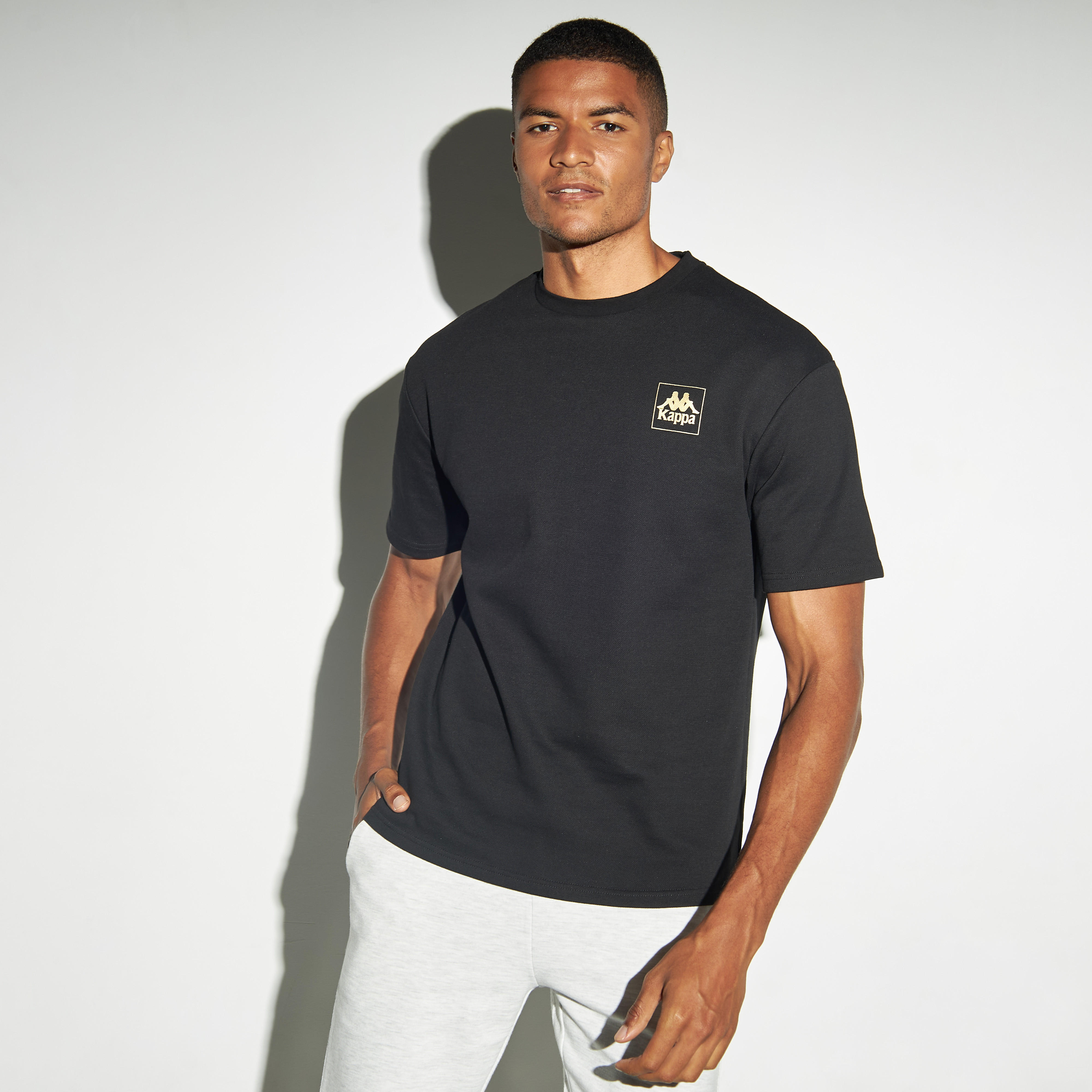 تيشيرت بياقة ضيّقة وأكمام قصيرة وطبعات شعار من كابا-men-clothing-sportswearandactivewear-tshirtsandpolos-image-2