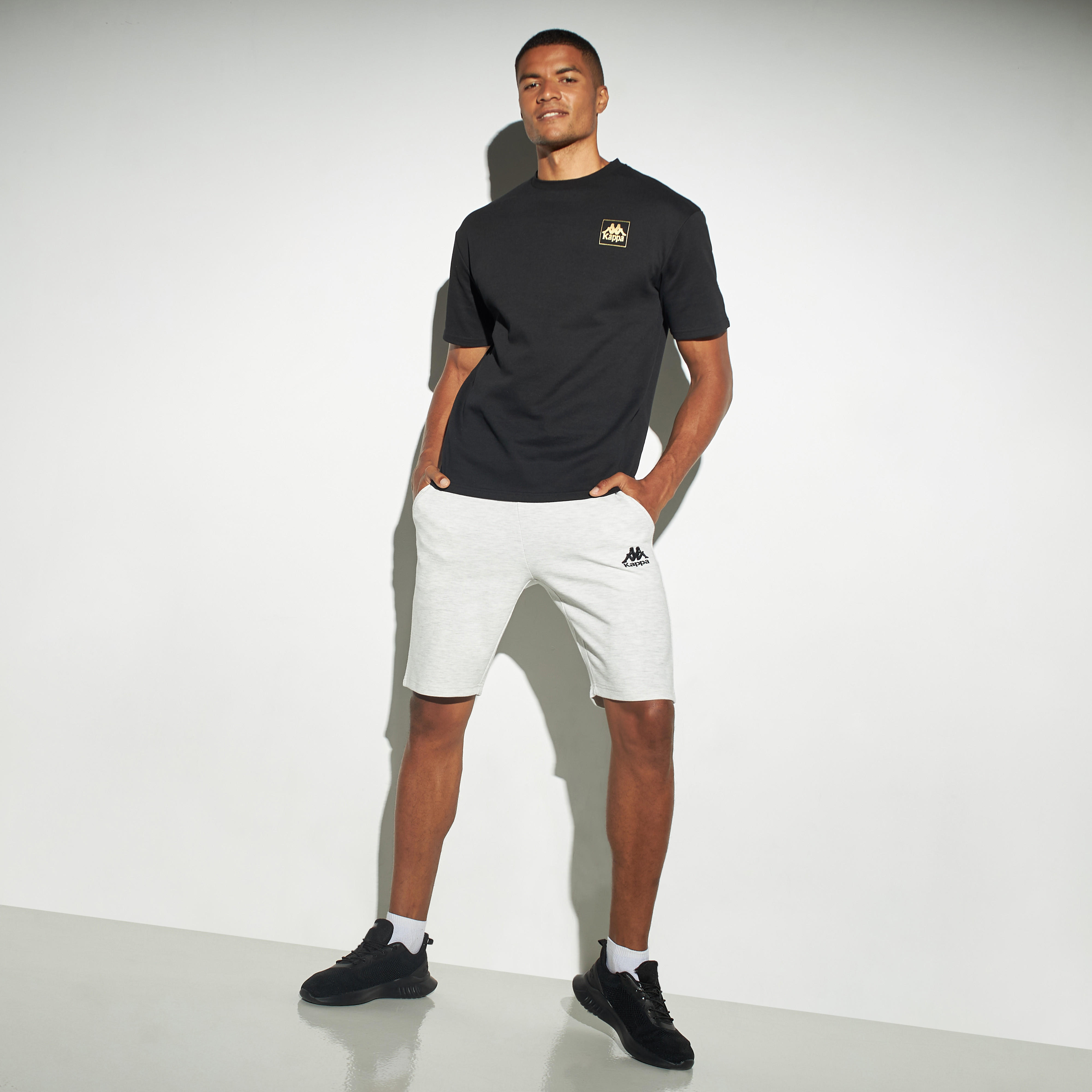 تيشيرت بياقة ضيّقة وأكمام قصيرة وطبعات شعار من كابا-men-clothing-sportswearandactivewear-tshirtsandpolos-image-3