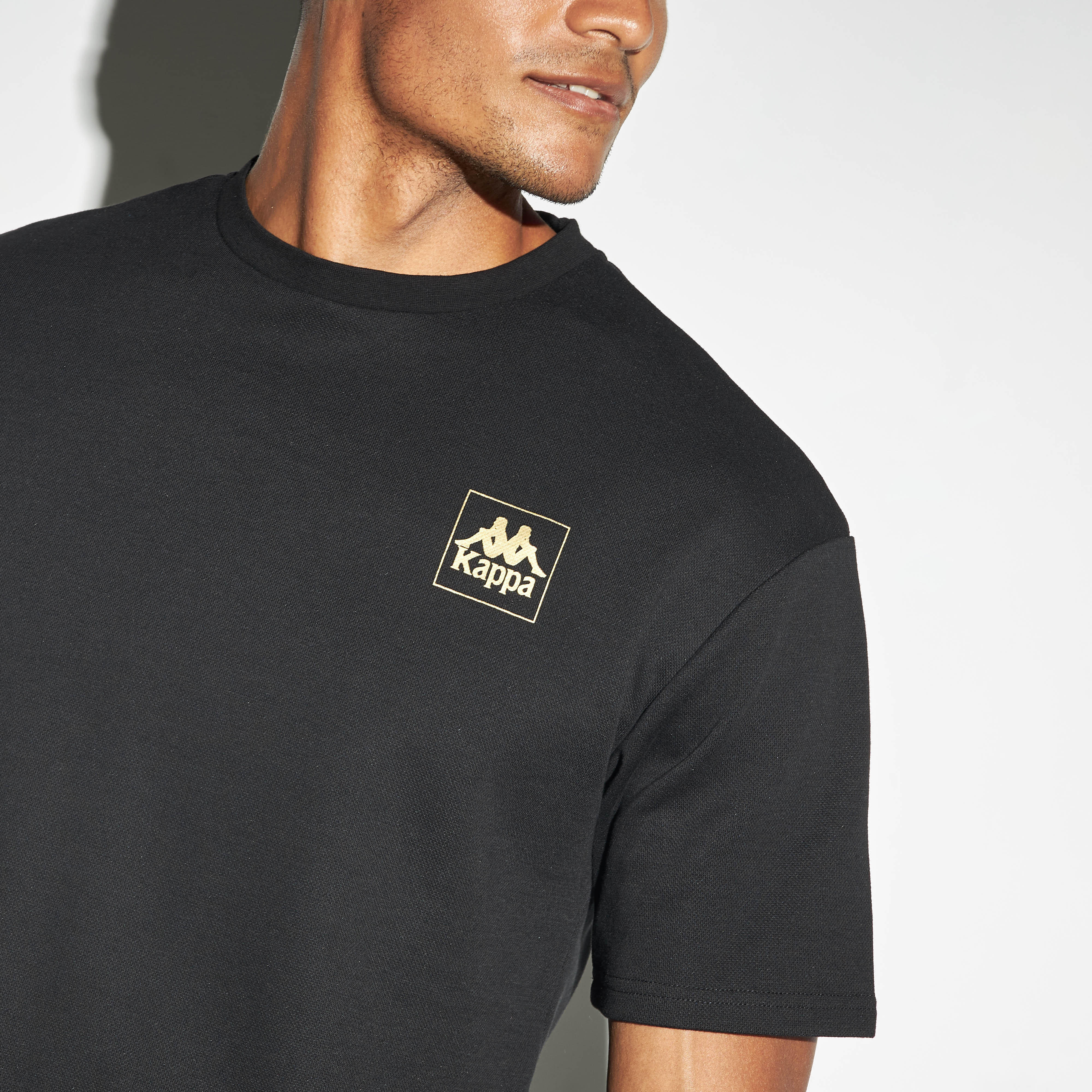 تيشيرت بياقة ضيّقة وأكمام قصيرة وطبعات شعار من كابا-men-clothing-sportswearandactivewear-tshirtsandpolos-image-4