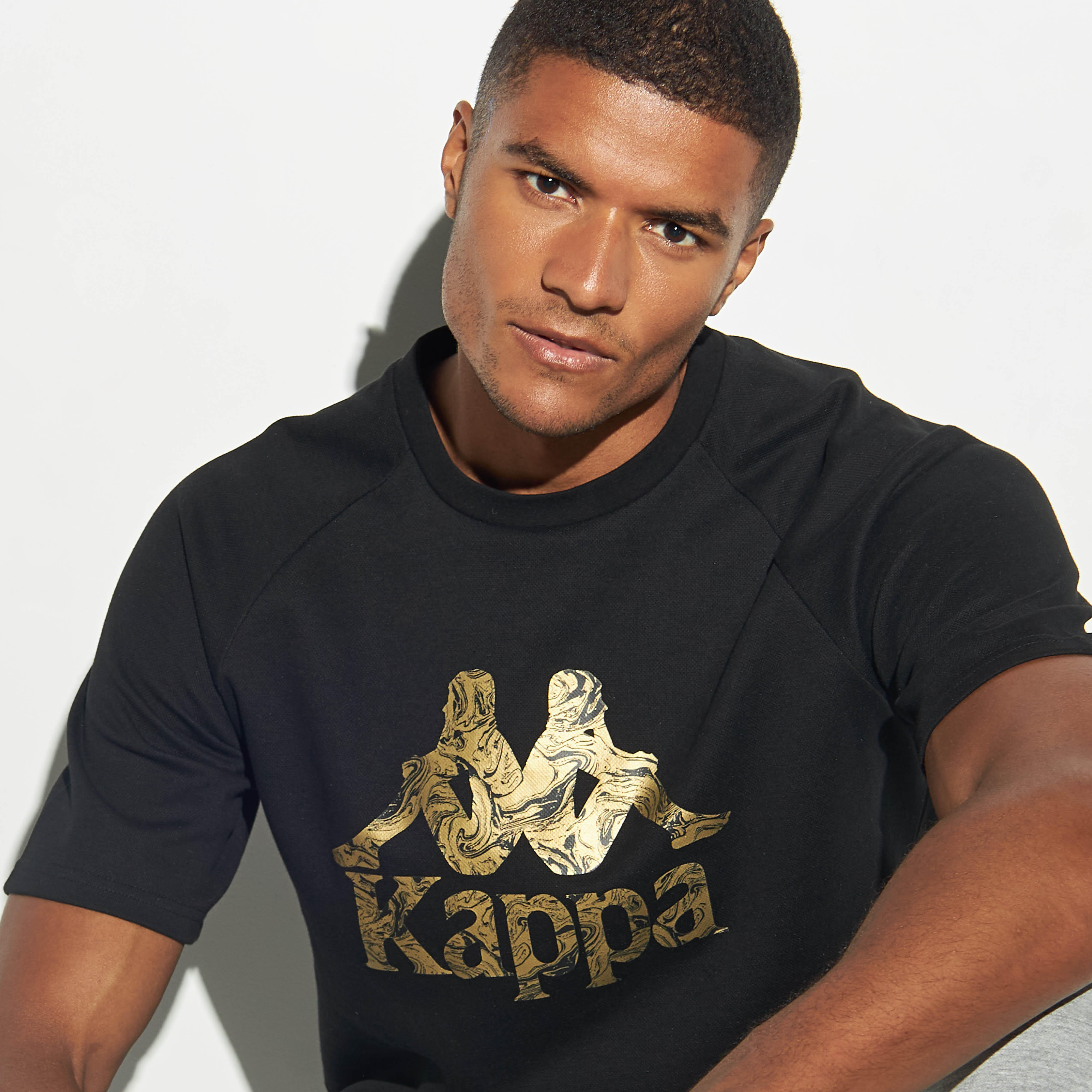 تيشيرت بياقة ضيّقة وأكمام مغايرة وطبعات شعار من كابا-men-clothing-sportswearandactivewear-tshirtsandpolos-image-1