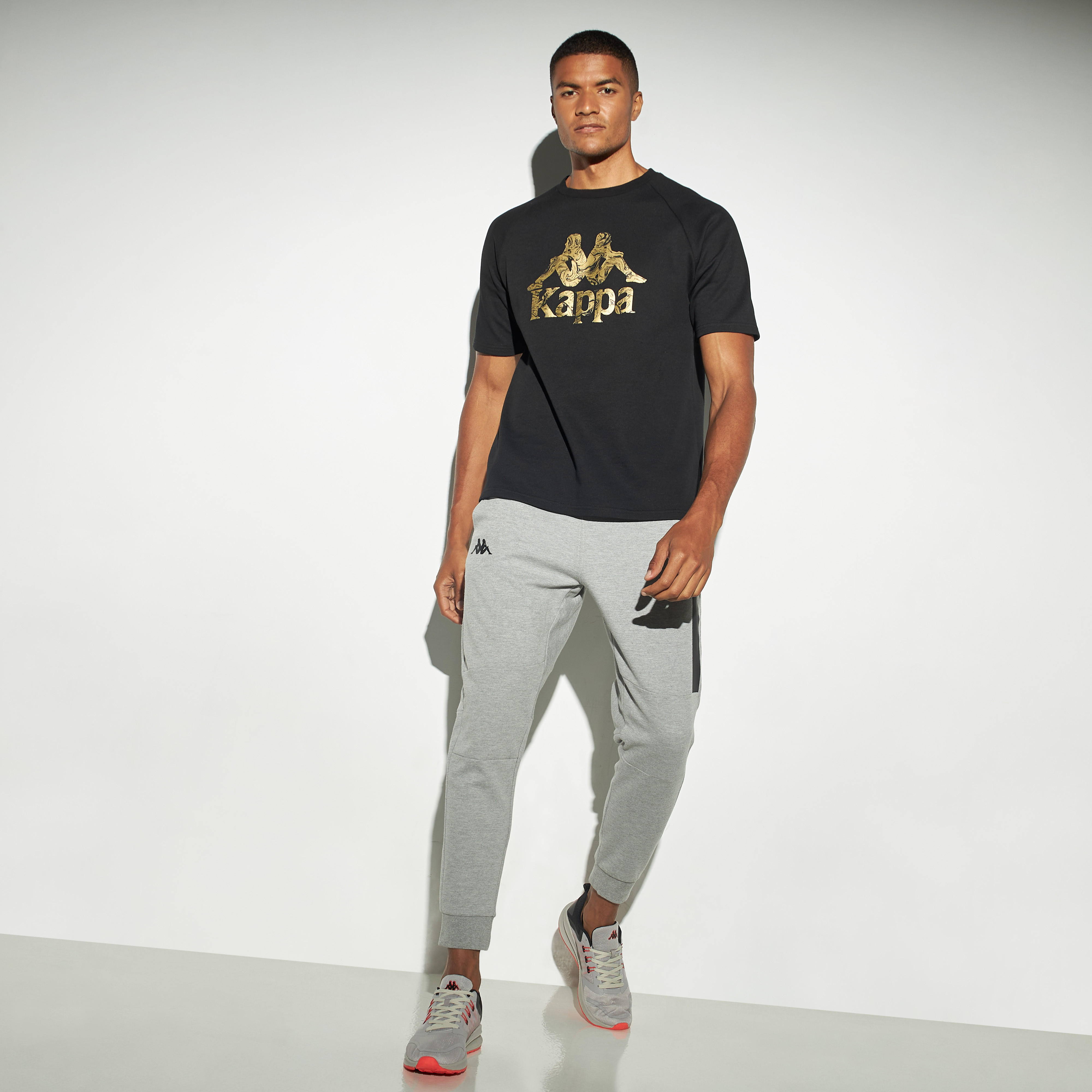 تيشيرت بياقة ضيّقة وأكمام مغايرة وطبعات شعار من كابا-men-clothing-sportswearandactivewear-tshirtsandpolos-image-2
