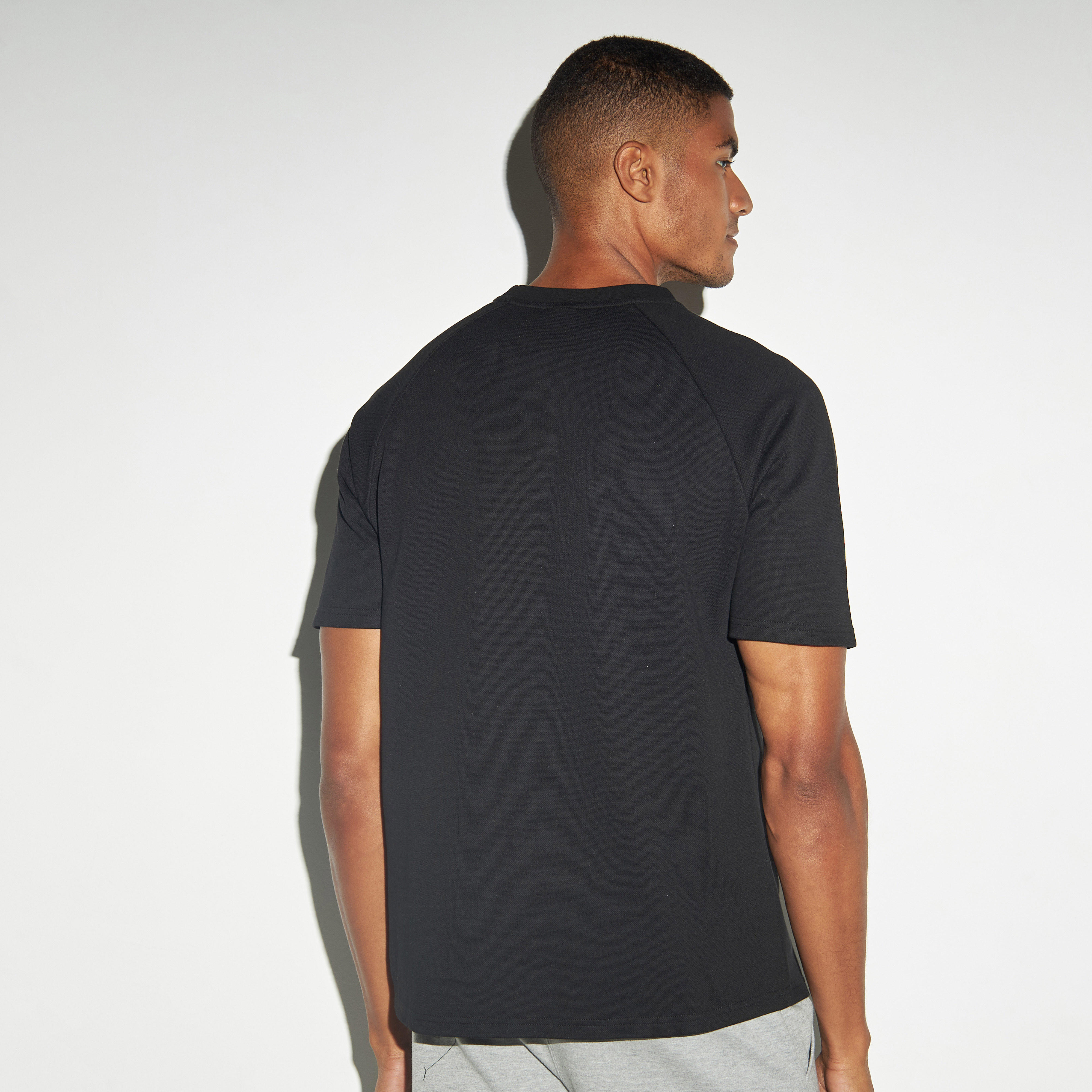 تيشيرت بياقة ضيّقة وأكمام مغايرة وطبعات شعار من كابا-men-clothing-sportswearandactivewear-tshirtsandpolos-image-3