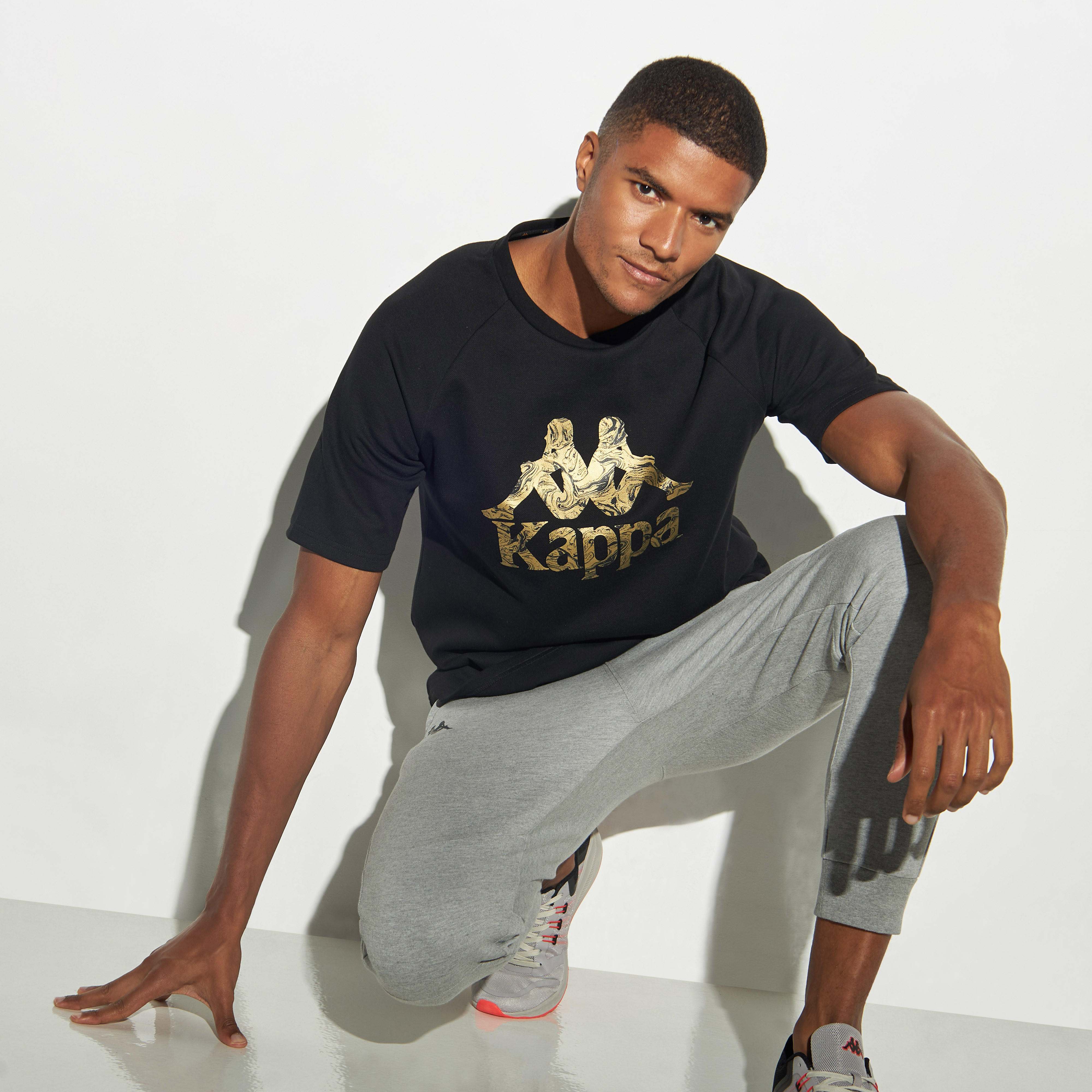 تيشيرت بياقة ضيّقة وأكمام مغايرة وطبعات شعار من كابا-men-clothing-sportswearandactivewear-tshirtsandpolos-image-4