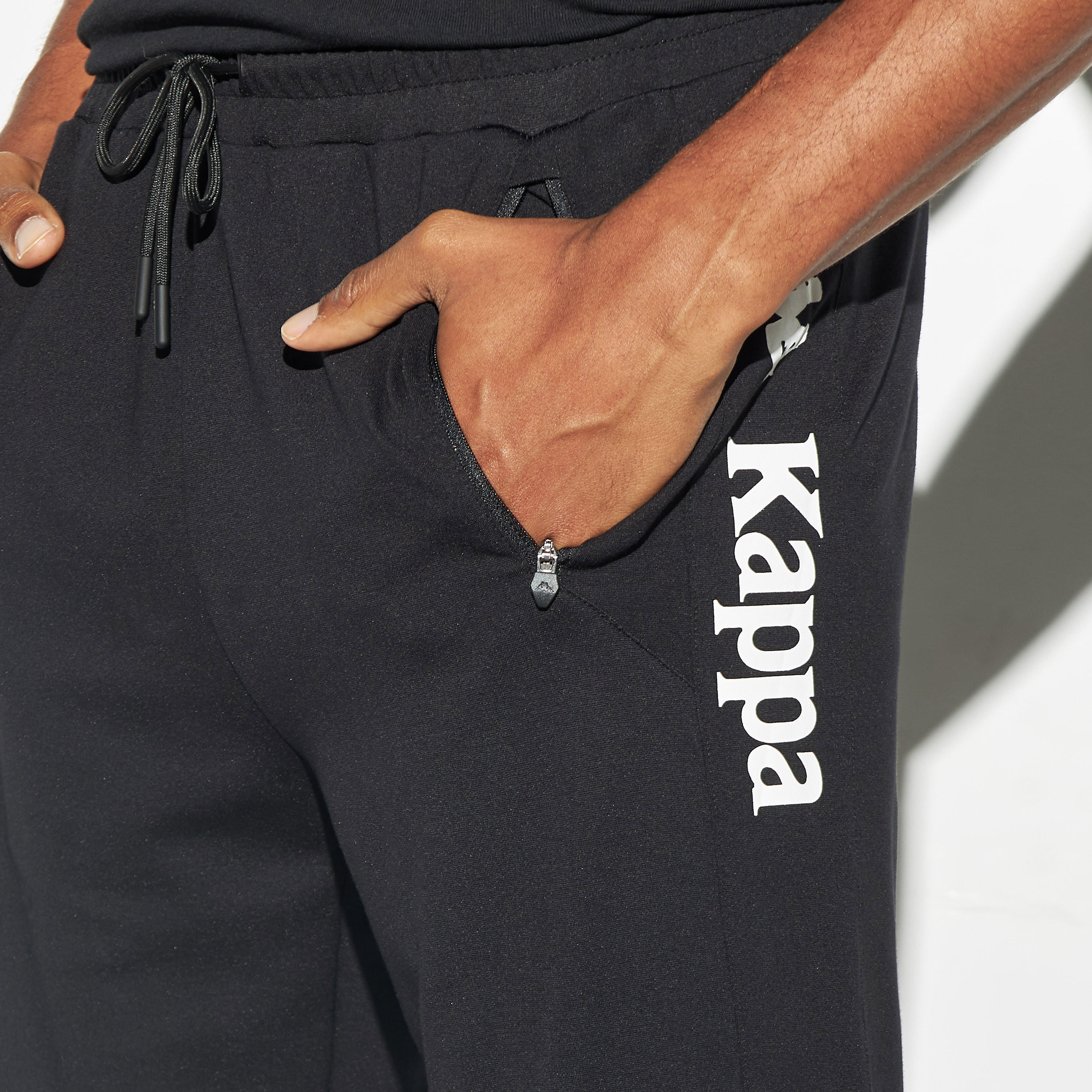شورت برباط إغلاق وجيوب بسحاب وطبعات شعار من كابا-men-clothing-bottoms-shorts-image-4