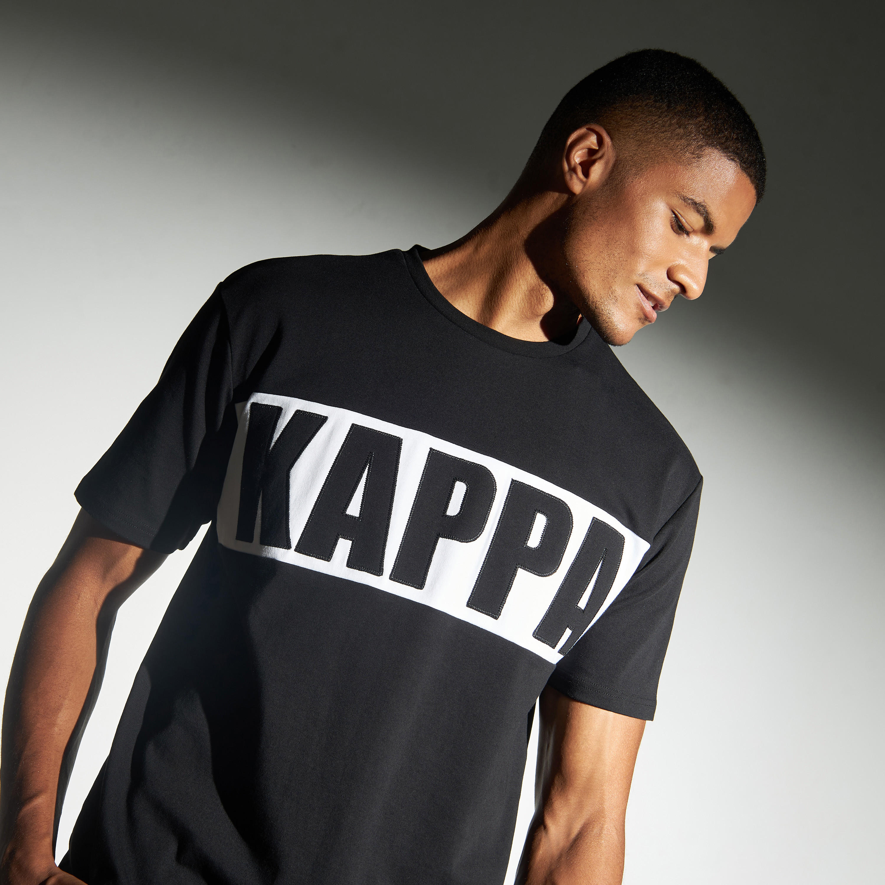 تيشيرت بياقة ضيقة وزخارف شعار من كابا-men-clothing-sportswearandactivewear-tshirtsandpolos-image-1