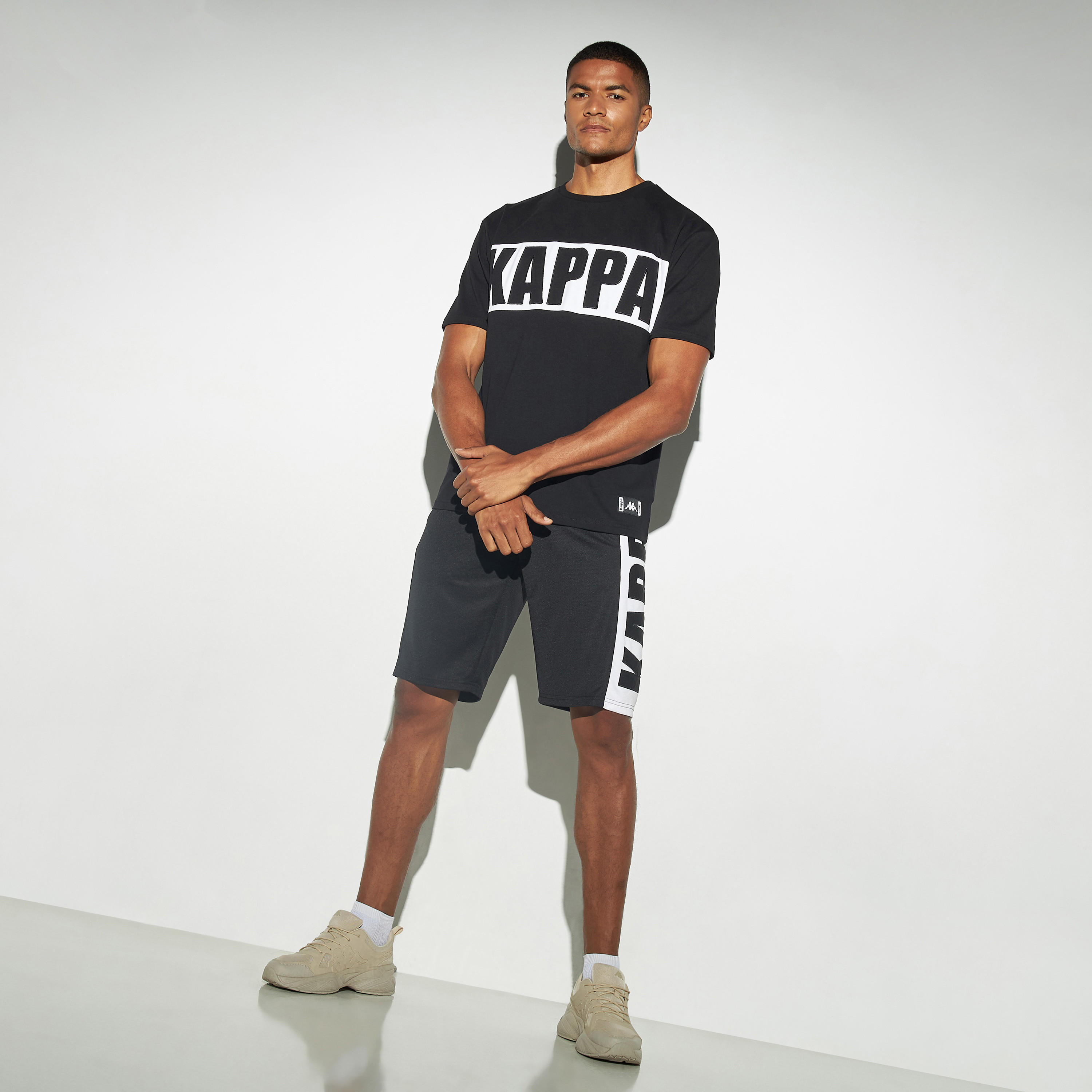 تيشيرت بياقة ضيقة وزخارف شعار من كابا-men-clothing-sportswearandactivewear-tshirtsandpolos-image-2