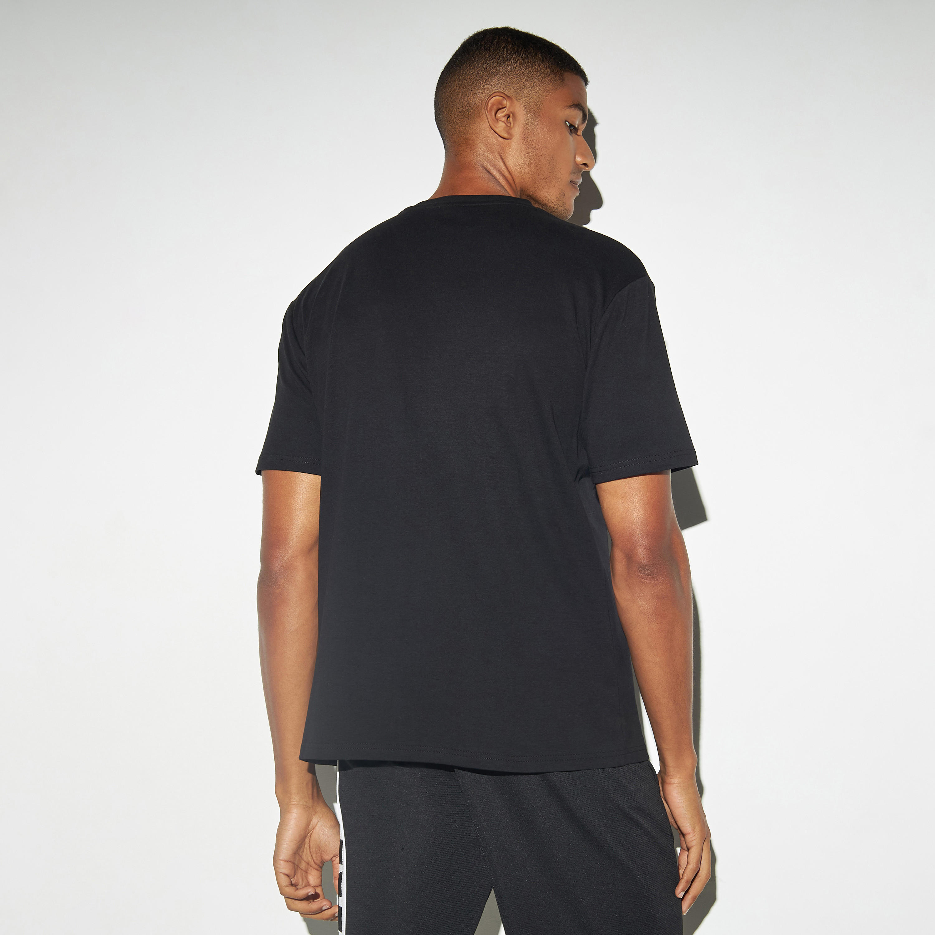 تيشيرت بياقة ضيقة وزخارف شعار من كابا-men-clothing-sportswearandactivewear-tshirtsandpolos-image-3