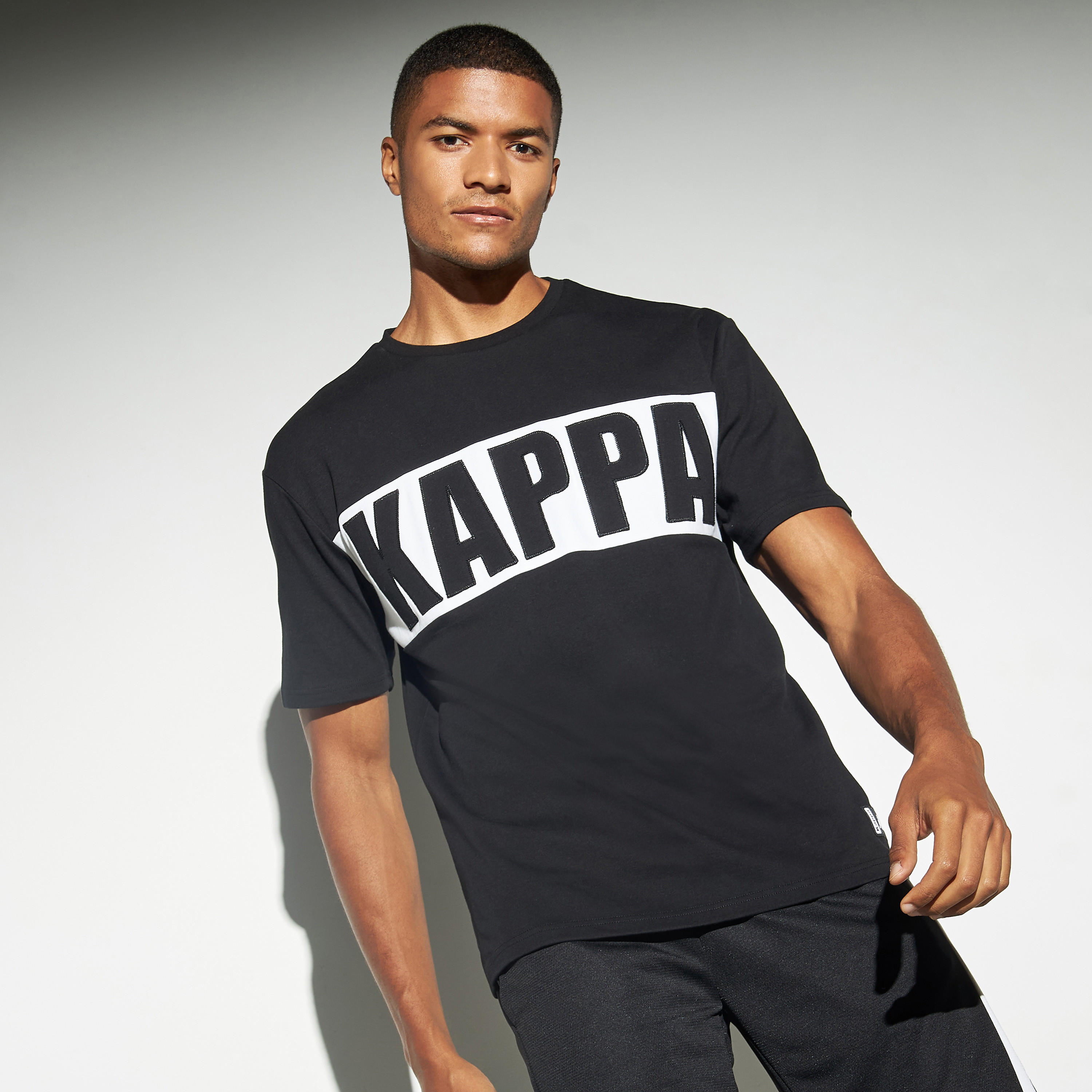تيشيرت بياقة ضيقة وزخارف شعار من كابا-men-clothing-sportswearandactivewear-tshirtsandpolos-image-4