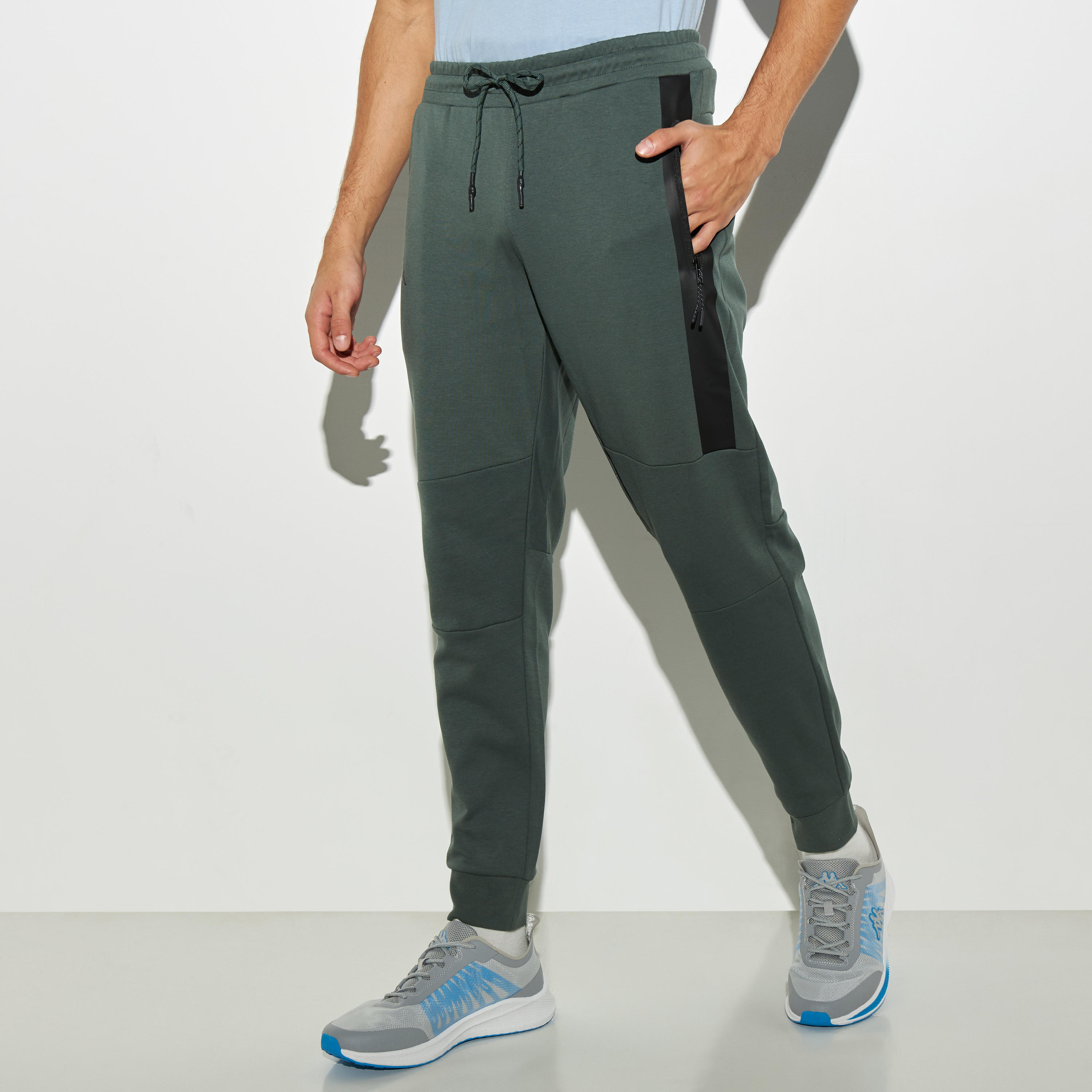 بنطلون رياضي سادة برباط إغلاق وجيوب من كابا-men-clothing-sportswearandactivewear-bottoms-image-4