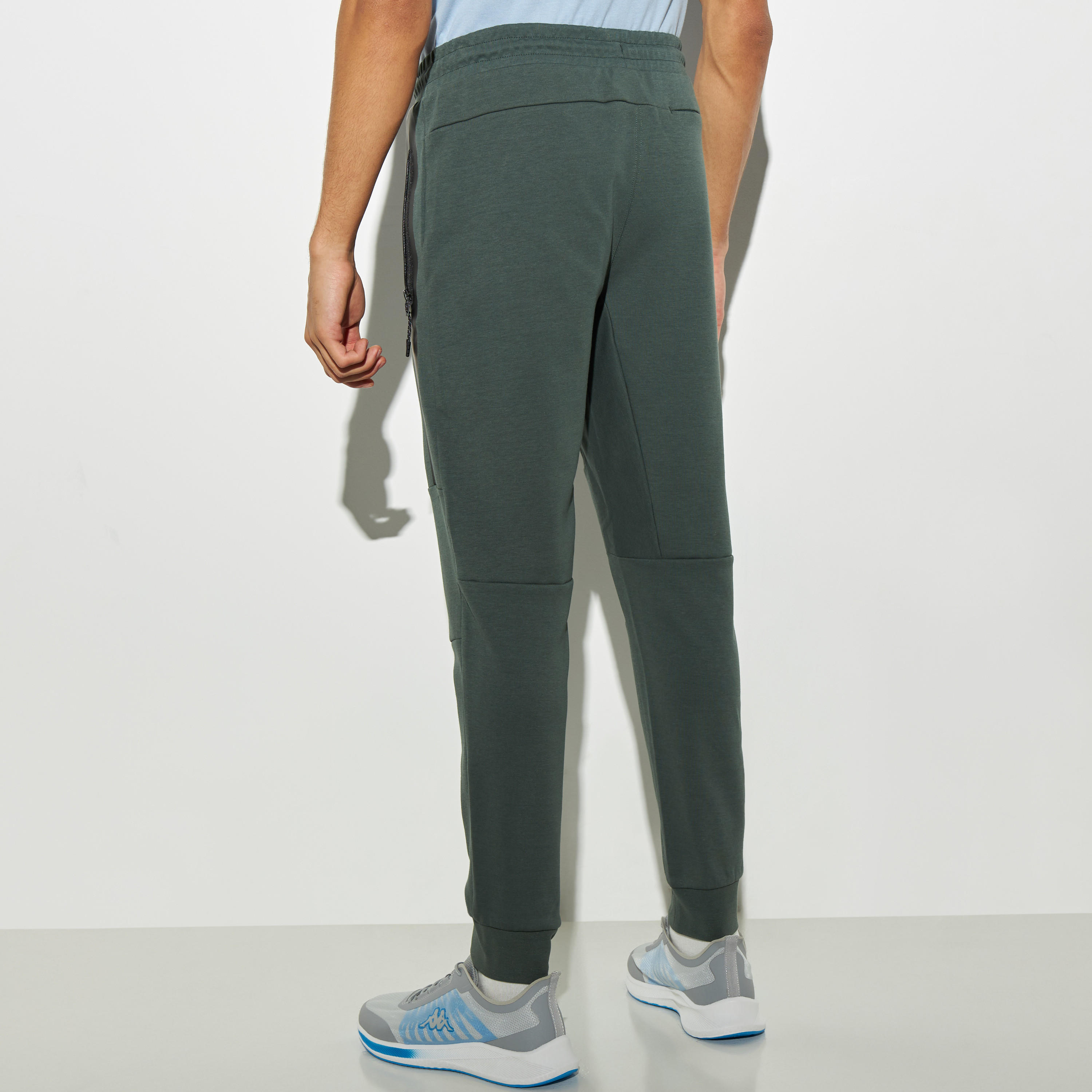 بنطلون رياضي سادة برباط إغلاق وجيوب من كابا-men-clothing-sportswearandactivewear-bottoms-image-1