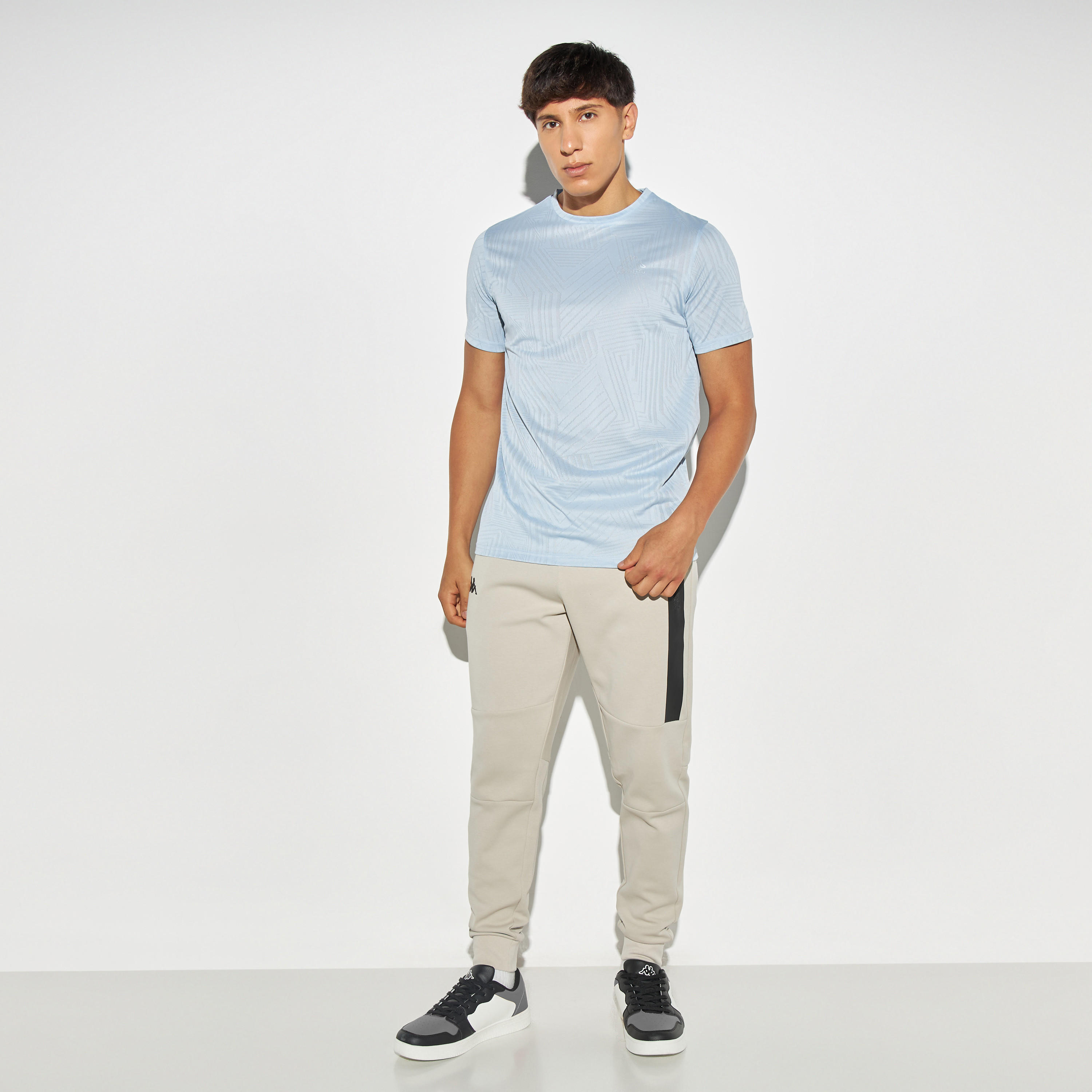 تيشيرت بيرفورمنس بارز الملمس بياقة ضيقة وأكمام قصيرة من كابا-men-clothing-sportswearandactivewear-tshirtsandpolos-image-2
