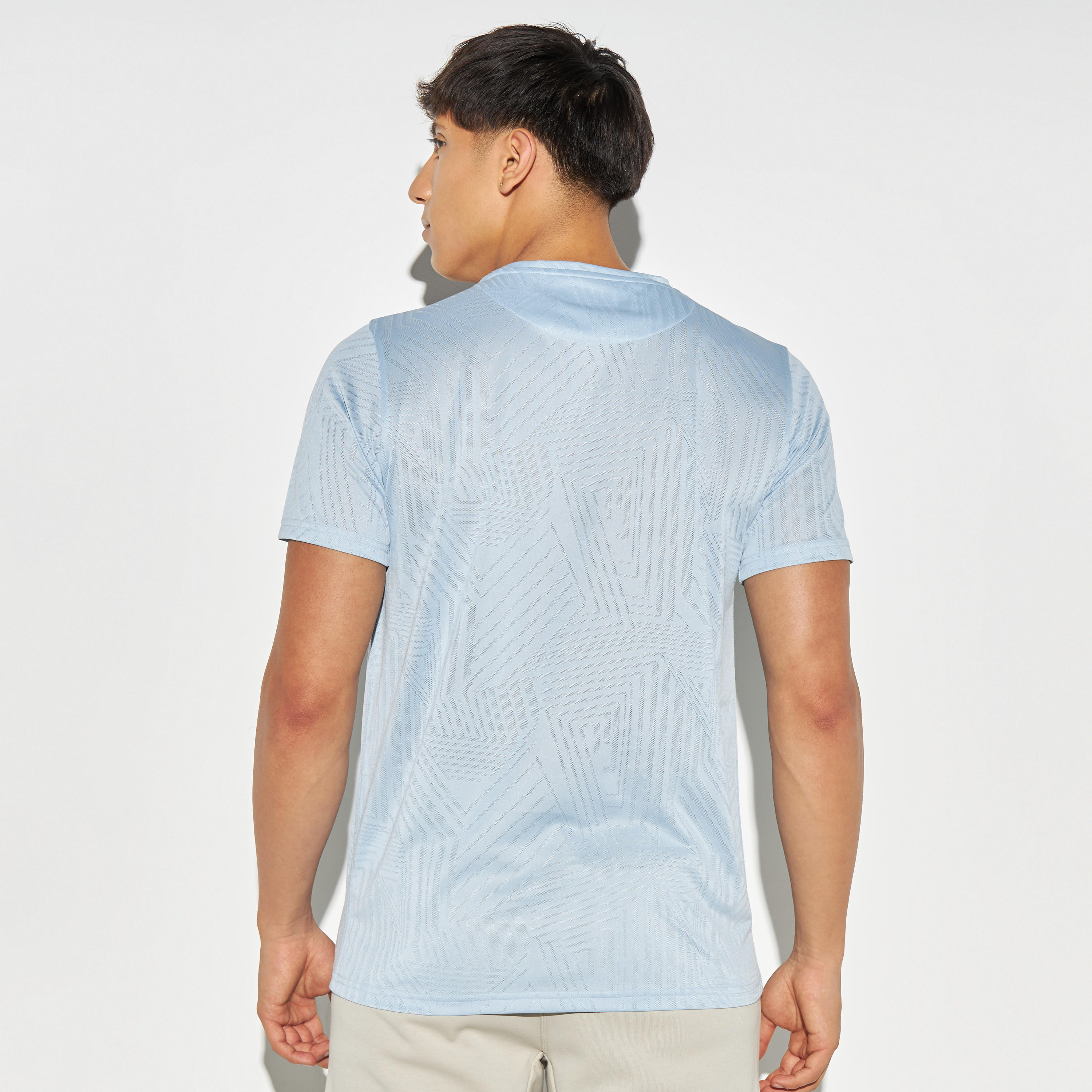 تيشيرت بيرفورمنس بارز الملمس بياقة ضيقة وأكمام قصيرة من كابا-men-clothing-sportswearandactivewear-tshirtsandpolos-image-3