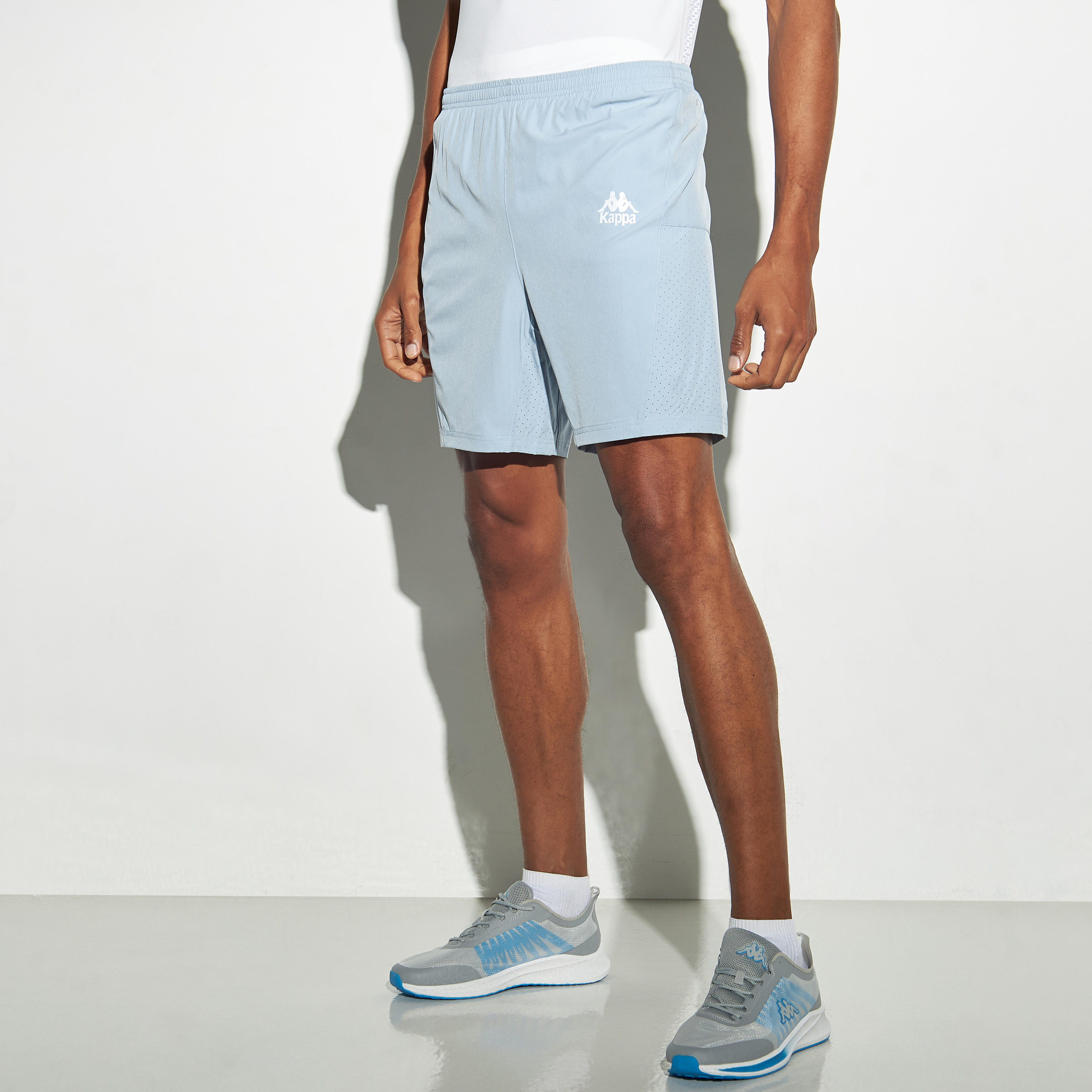 شورت بخصر مطاطي وجيوب وتفاصيل شعار من كابا-men-clothing-bottoms-shorts-image-1