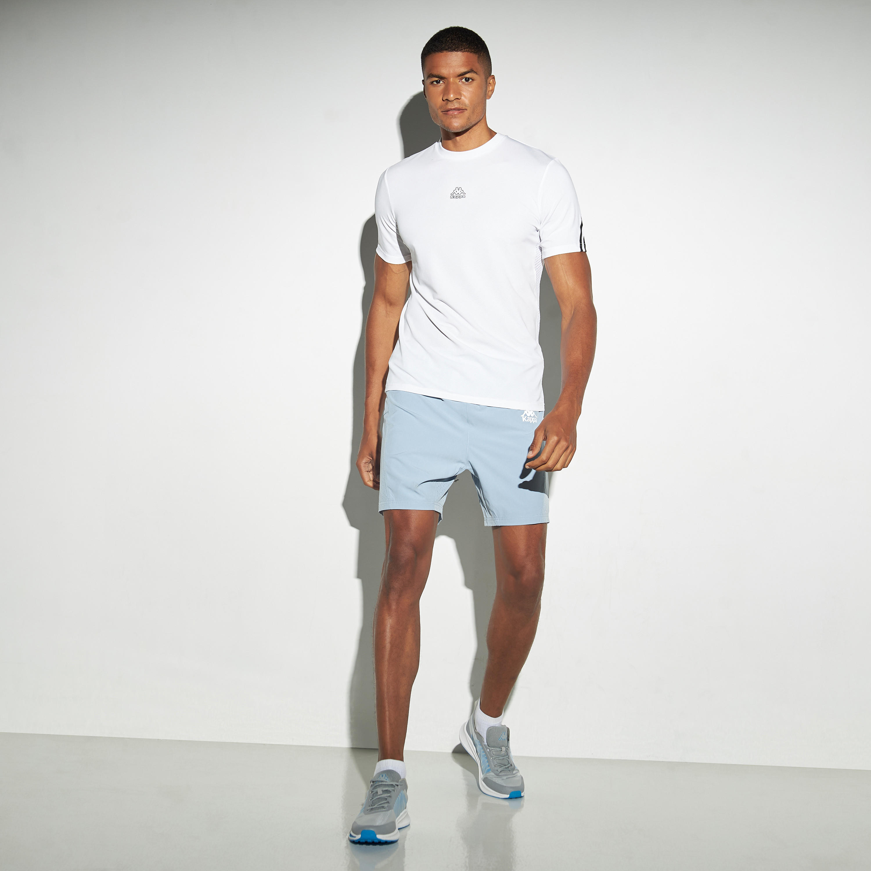 شورت بخصر مطاطي وجيوب وتفاصيل شعار من كابا-men-clothing-bottoms-shorts-image-2