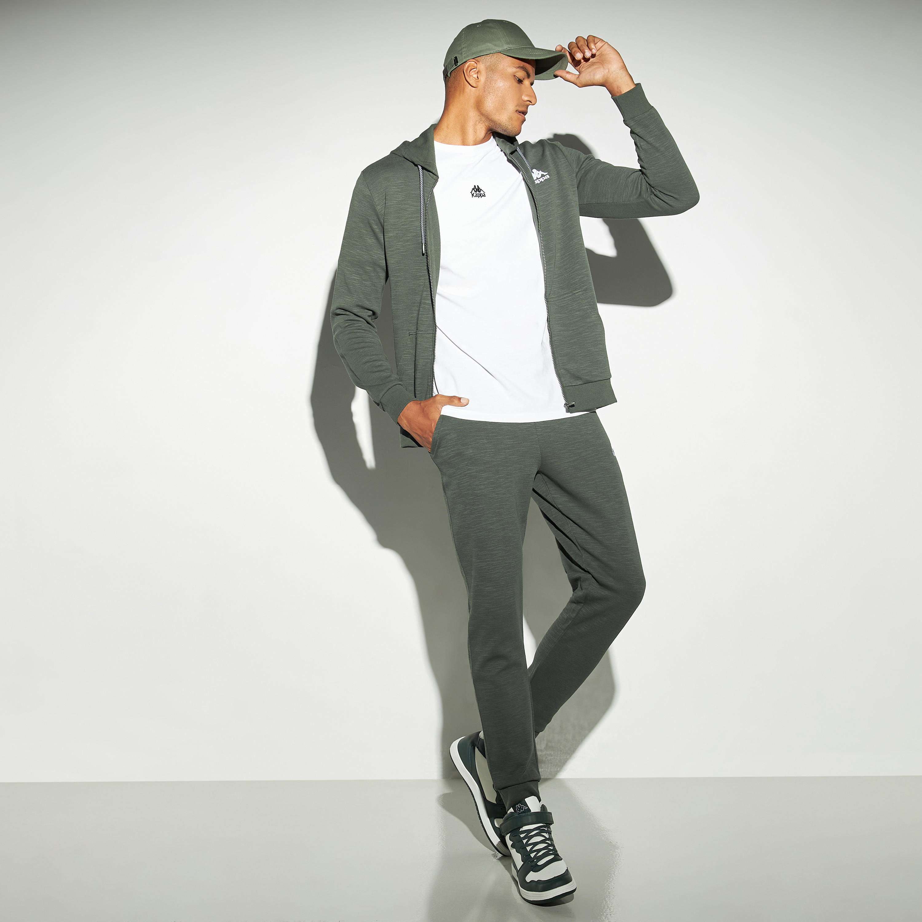 سترة بغطاء للرأس وجيب كنغر من  كابا-men-winterwear-hoodiesandsweatshirts-image-2