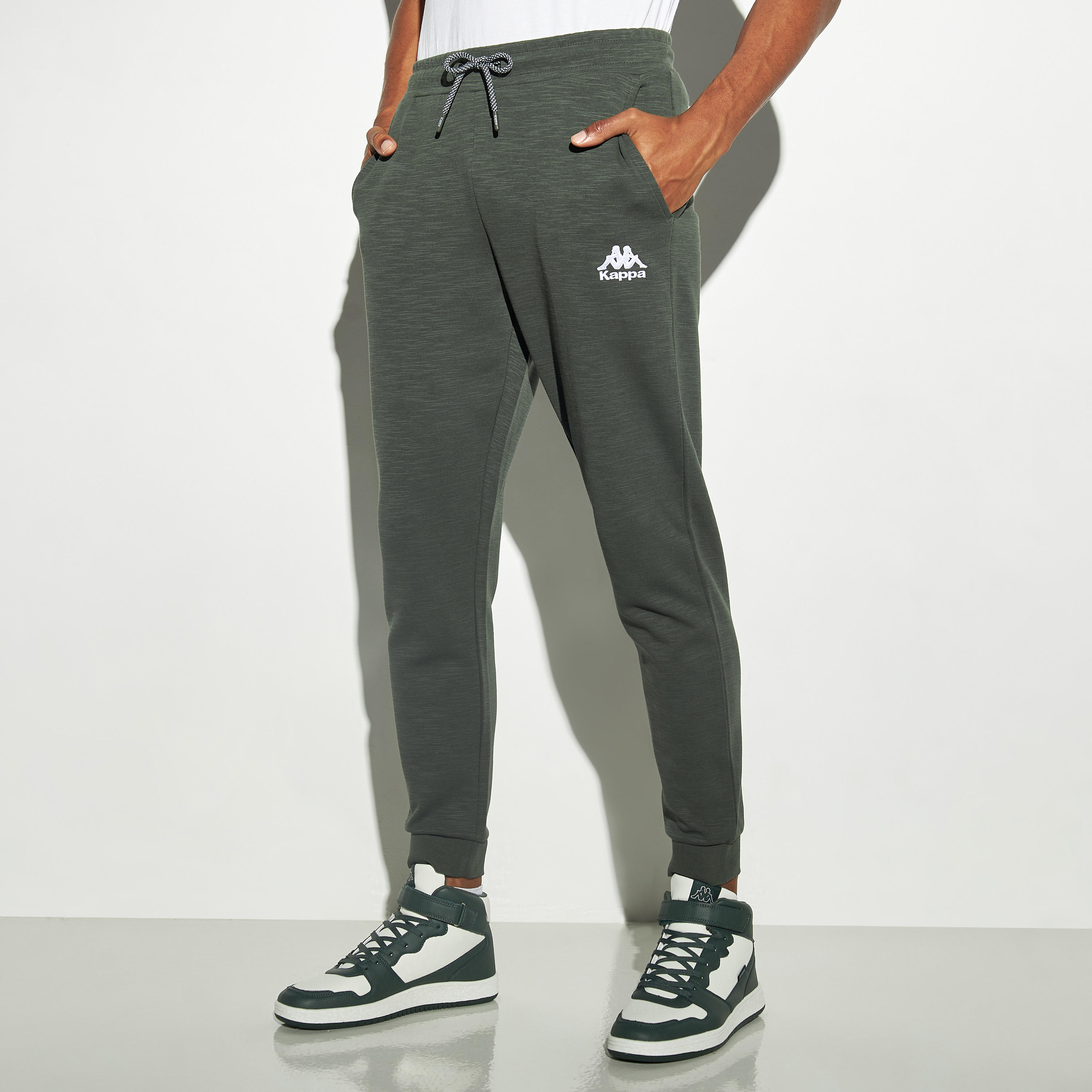 بنطلون رياضي مطرّز برباط إغلاق وجيوب من كابا-men-clothing-sportswearandactivewear-tracksuits-image-1